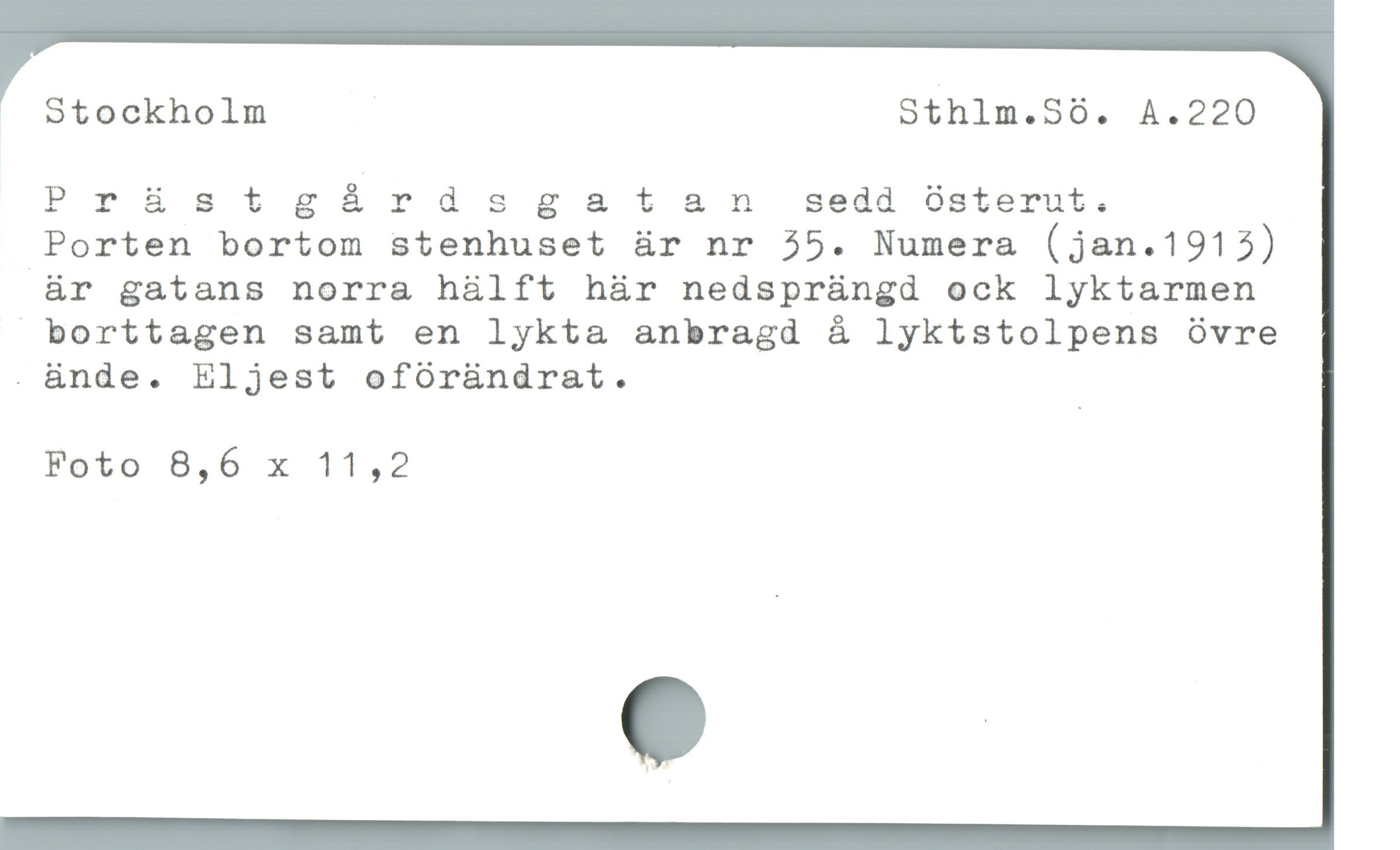  Stockholm Sthlm.Sö. A.220
Prästsg årds gatan sedd Osterut.
Porten bortom stenhuset är nr 35. Numera (jan.1912)
är gatans norra hálft hàr nedspràngd ock lyktarmen
 borttagen samt en lykta anbragd å lyktstolpens óÓvre
. üànde. ELljest oförändrat.

Foto 8,6 x 11,2

