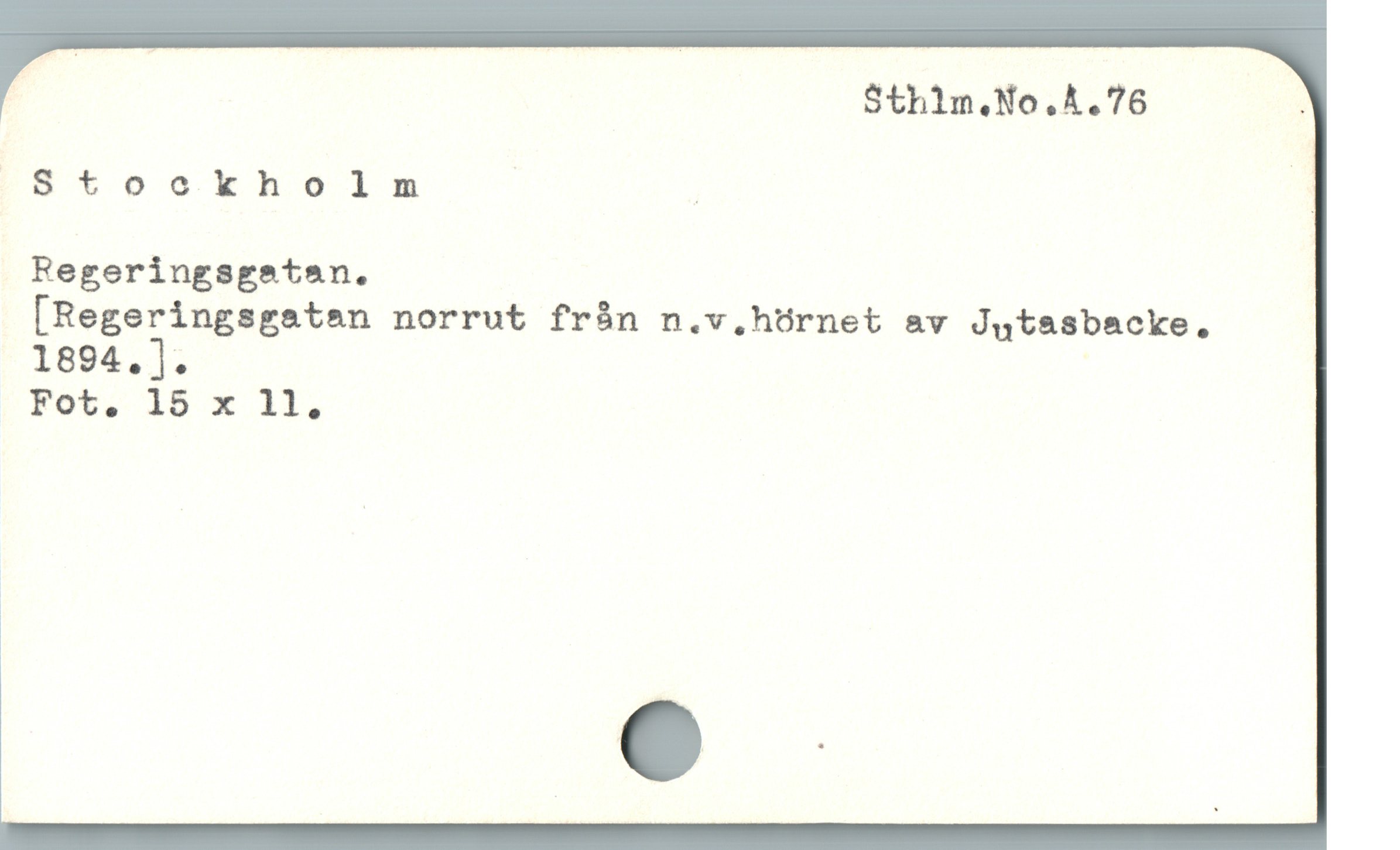  j S$thlm.No.A.76 .
/8Stookholm | |
Regeringsgstan.
[Regeringsgasten norrut från n.v. hörnet av Jutasbacke .
1894.].
Fot; 15 x 1l,
