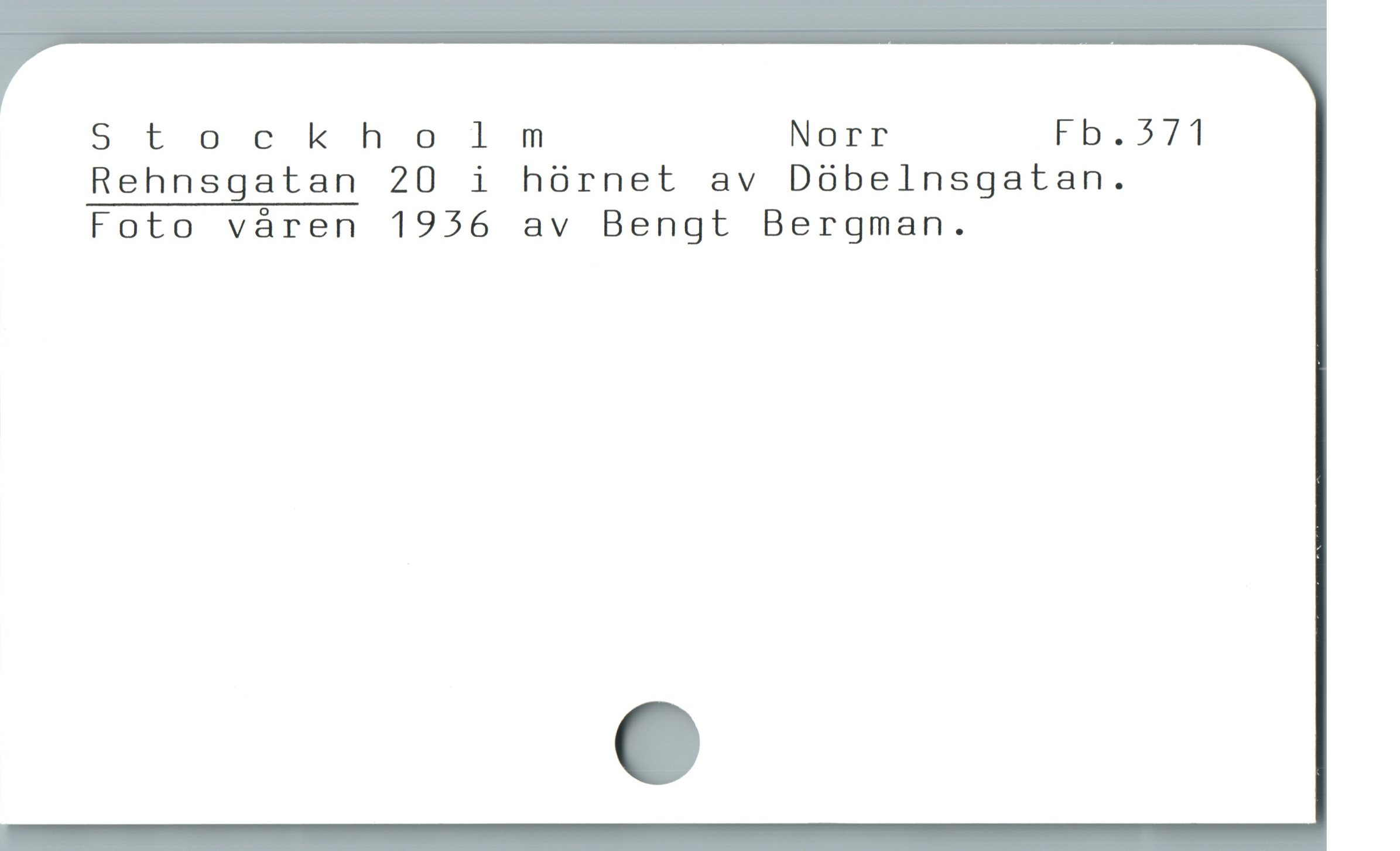  Stockholm Norr I5.571
Rehnsgatan 20 i hórnet av Dóbelnsgatan.
Foto våren 1956 av Bengt Bergman.
