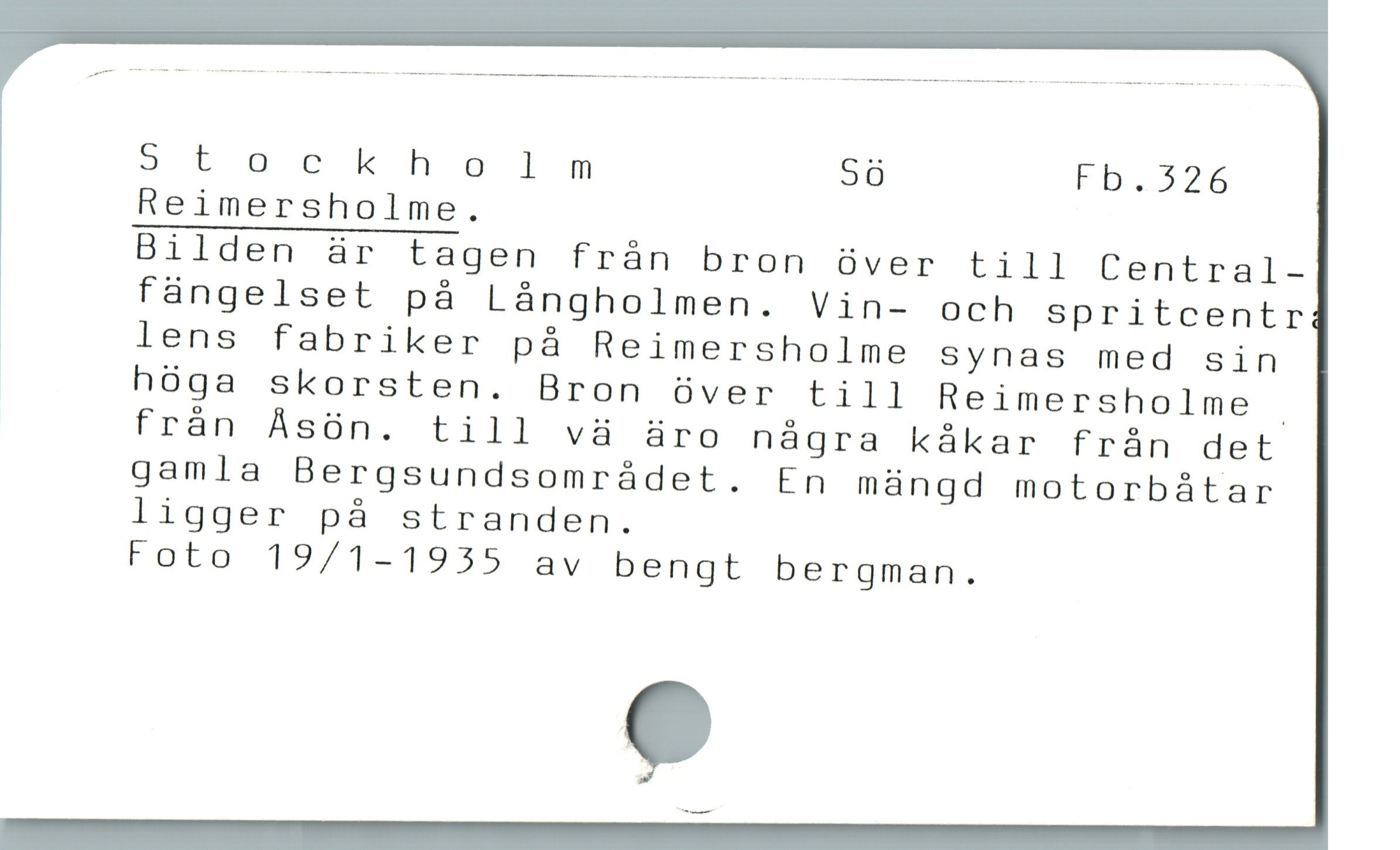  Stockholm Sö Fb.326
Reimersholme.

Bilden är tagen från bron över till Central-
fángelset på Lángholmen. Vin- och spritcentr
lens fabriker pá Reimersholme Synas med sin
hóga skorsten. Bron över till Reimersholme
från Åsön. till vä äro några kåkar från det
gamla Bergsundsområdet. En mängd motorbåtar
ligger på stranden.

Foto 19/1-1955 av bengt bergman.
