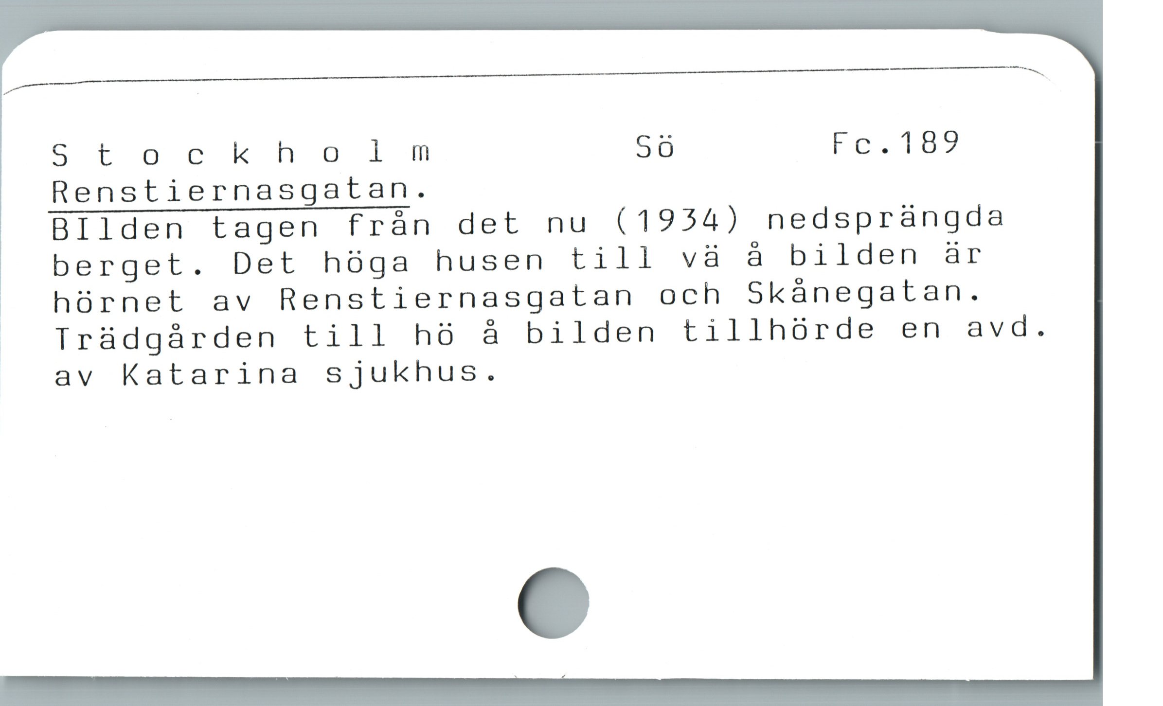  /,_/————————————_—_———_——___—_—— SN
Stockholm Sö Fe.187
Renstiernasgatan.

BIlden tagen från det nu (1954) nedspràngda
berget. Det hóga husen till và å bilden är

J hürnet av Renstiernasgatan och Skánegatan.

J Trüdgárden till hö å bilden tillhürde en avd.
av Katarina sjukhus.
