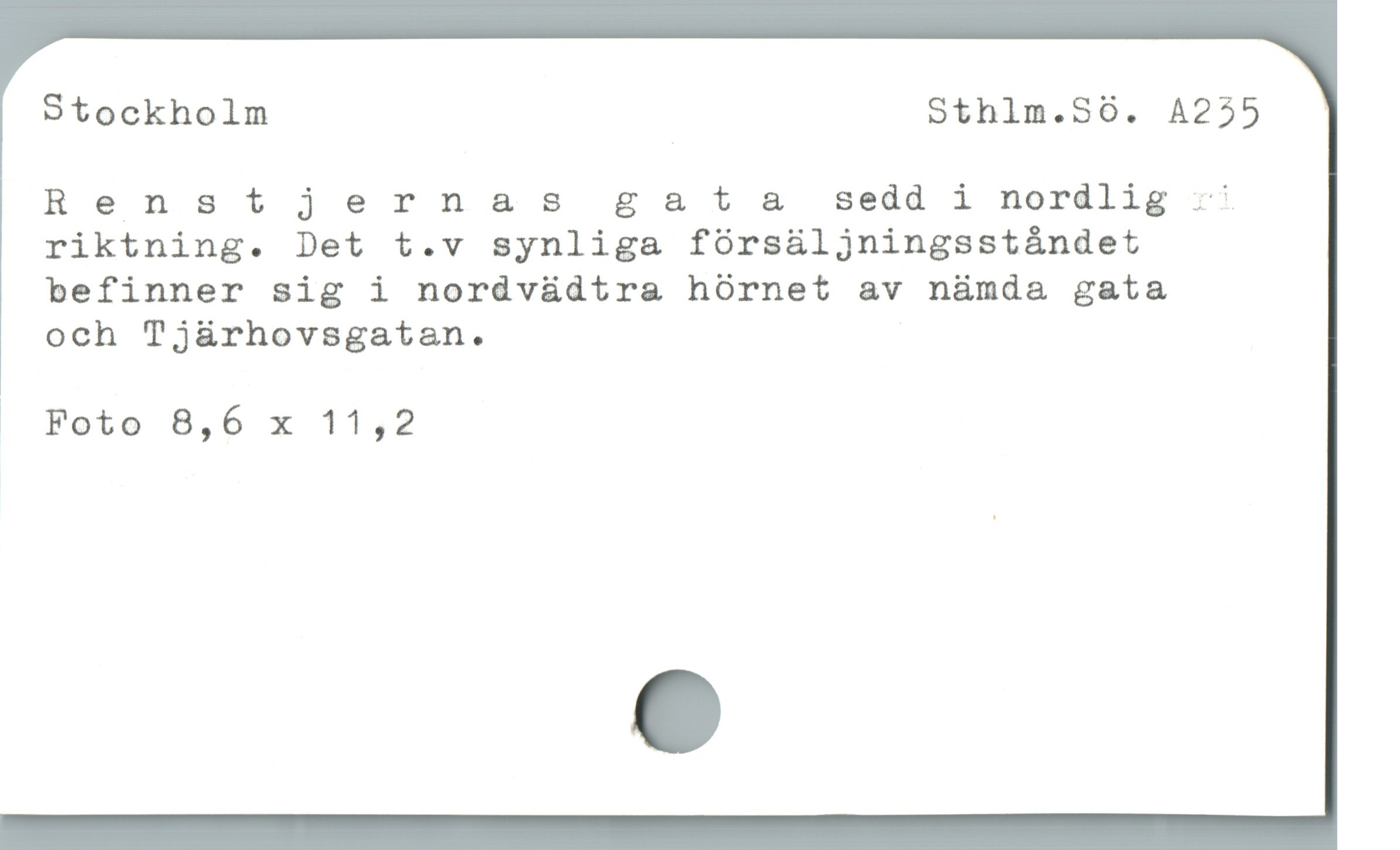  Stockholm Sthlm.Sö. A235
Renstjernas gata sedd i nordlig ..
riktning. Det t.v synliga försäljningsståndet
befinner sig i nordvädtra hörnet av nämda gata
och Tjärhovsgatan.

- Foto 8,6 x 11,2
