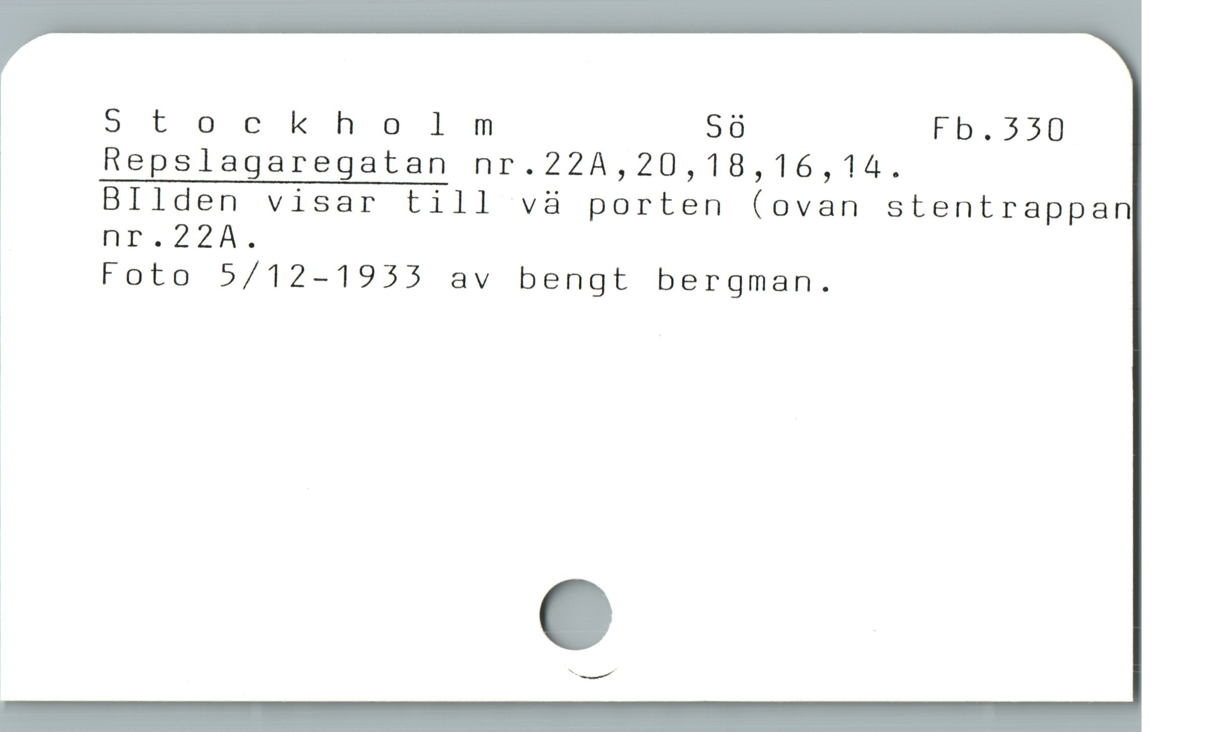  St ockholm 5 Fb.5530
Repslagaregatan nr.22A,20,18,16,14.
BIlden visar till và porten (ovan stentrappan
; nr.22A.
1 Foto 5/12-1933 av bengt bergman.
|
1
* e
