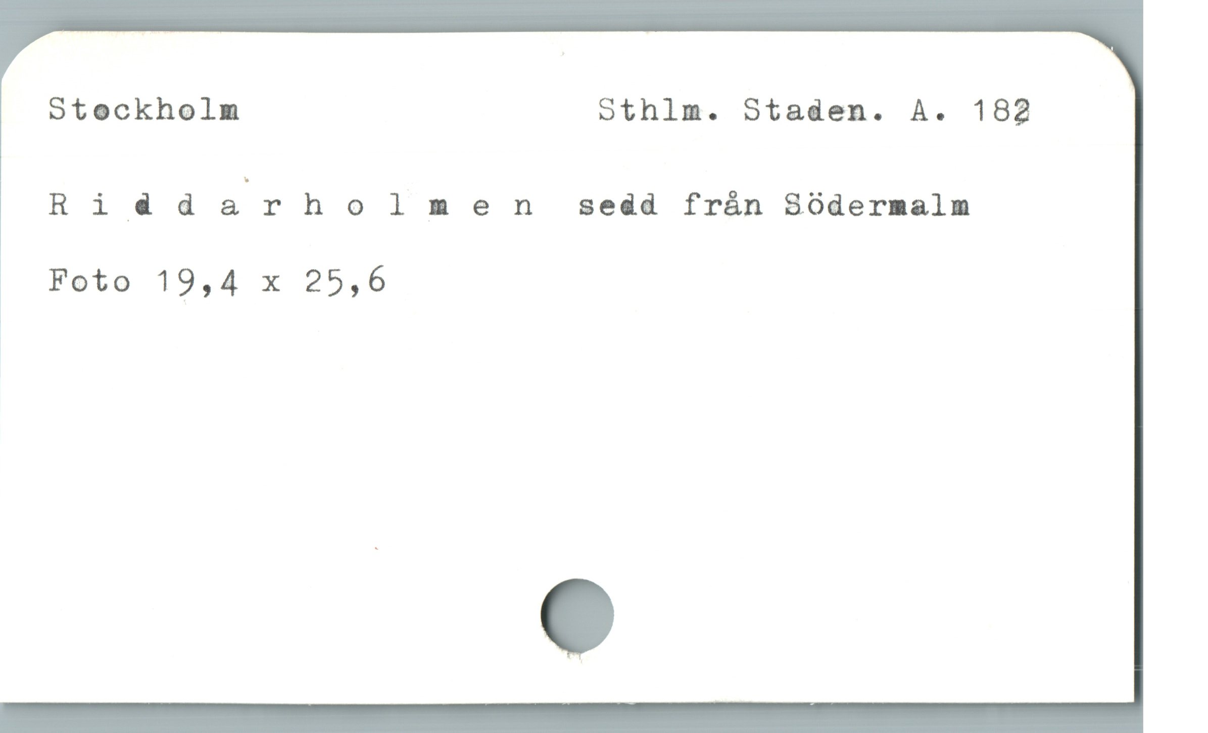  Stockholm Sthlm. Staden. A. 182
R i d d arholmen sedd från Södermalm
Foto 19,4 x 25,6
