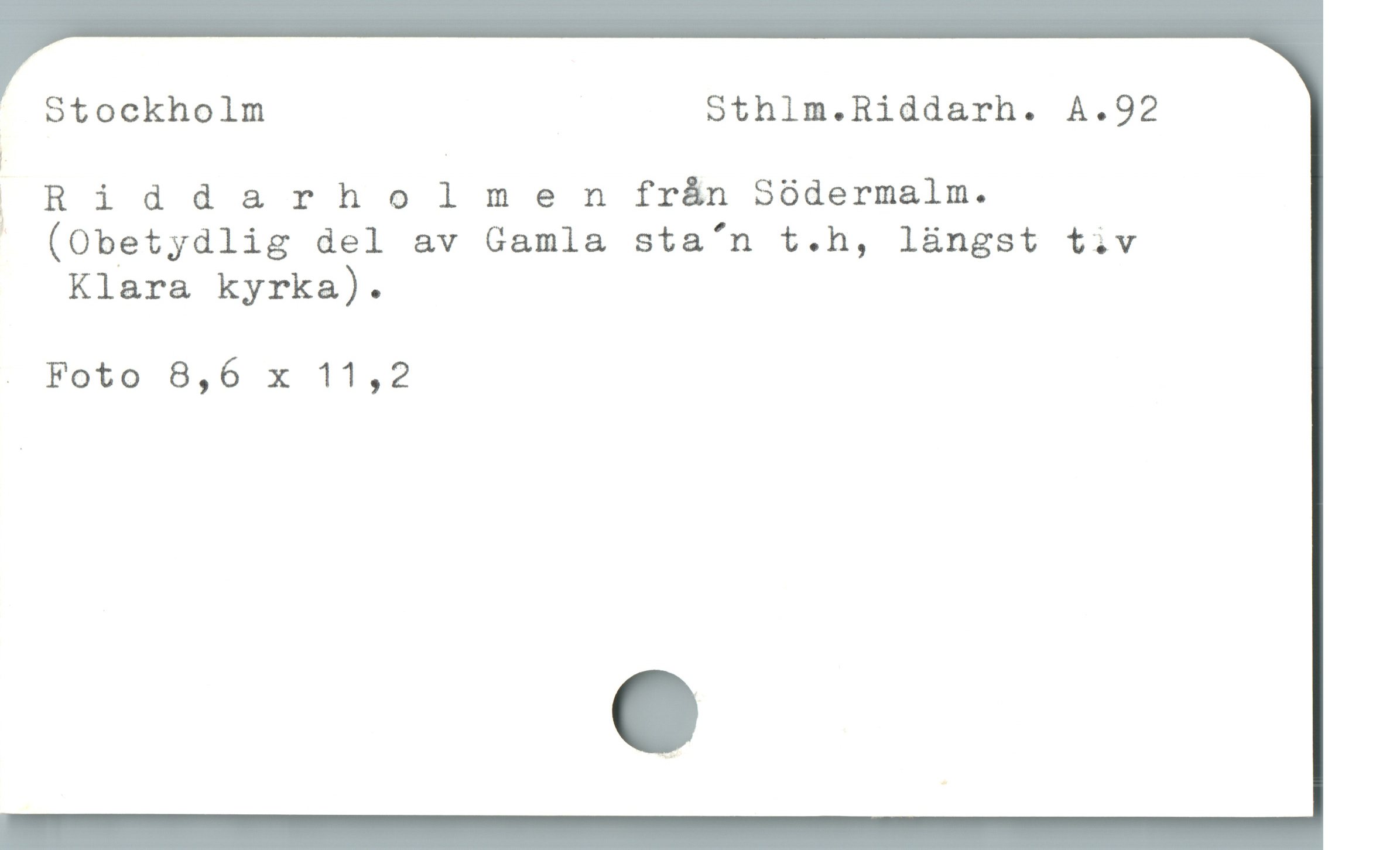  1 Stockholm Sthlm.Riddarh. A.92
F ö
Riddarholmen från Södermalm.
. (Obetydlig del av Gamla sta”n t.h, lüngst tiv
Klar&a kyrka).
. Foto 8,6 x 11,2

