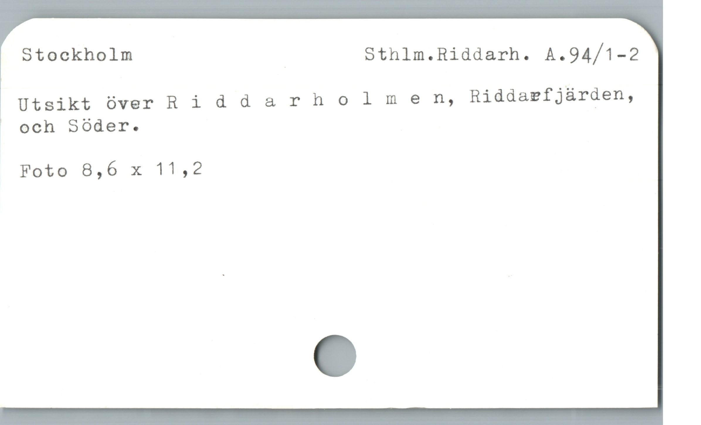  Stockholm Sthlm.Riddarh. A.94/1-2
Utsikt över Ri dd arholmen, Riddarefjärden,
och Söder. |
Foto 8,6 x 11,2
