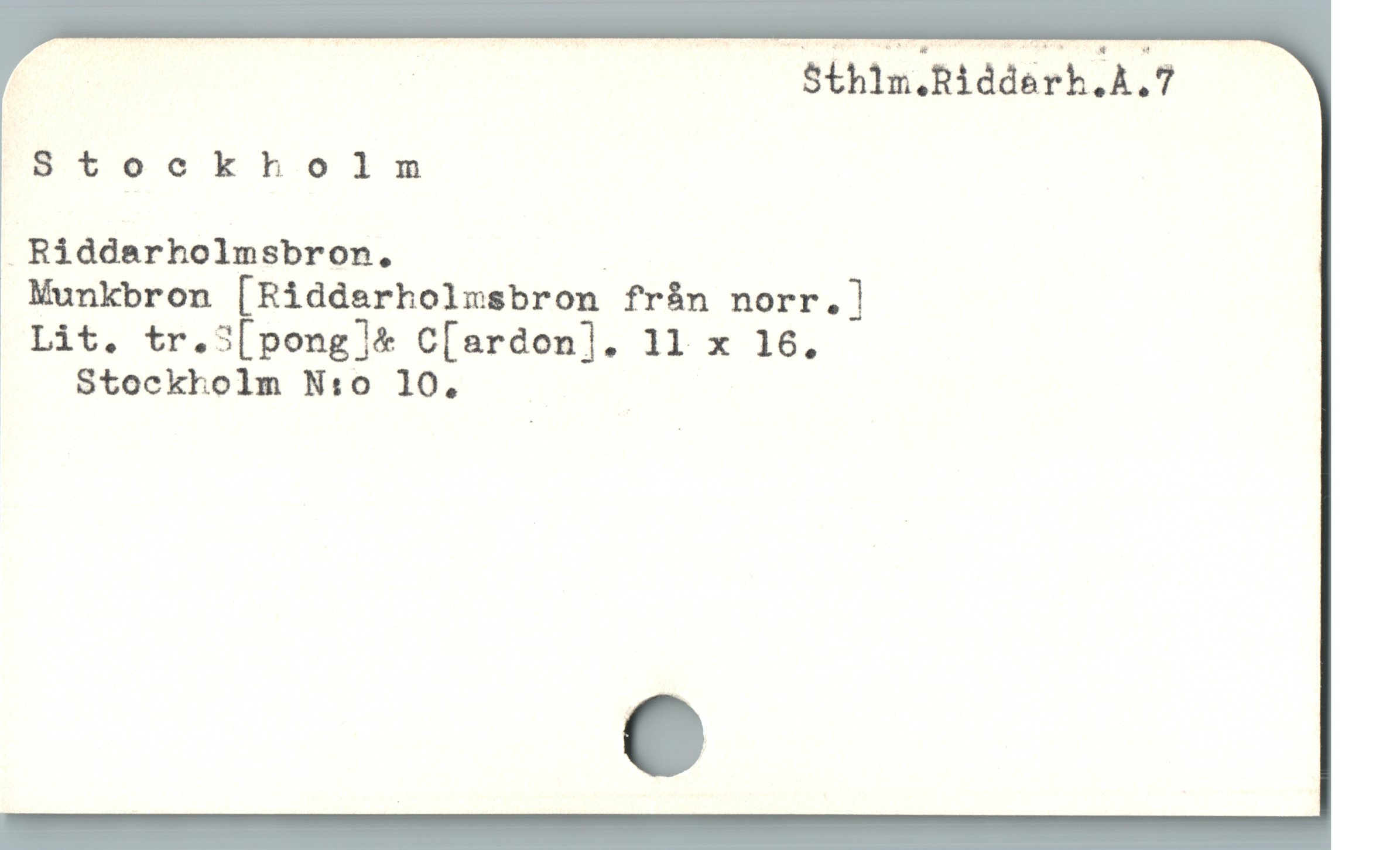  - Sthlm.Ridderh.Å.?
8tockholm
 Riddarholmsbron, :
Munkbron [Riddarholmsbron från norr.]
Lit. tr.3[pong]|* C[ardon]. 11 x 16.
| Stockholm N:o 10,
