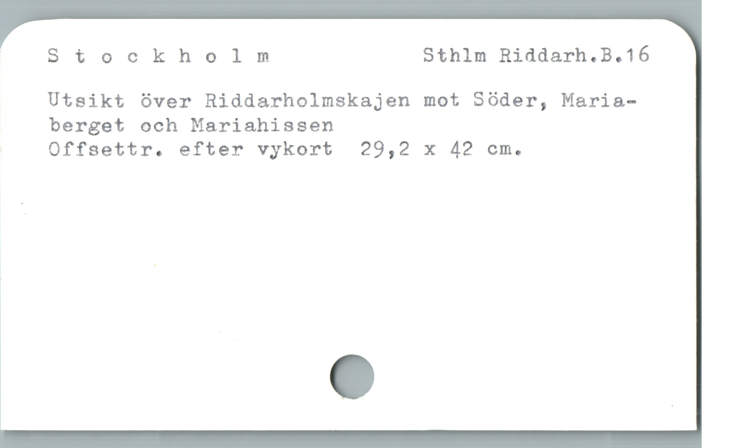  Stockholm Sthlm Riddarh.B.16
Utsikt över Riddarholmskajen mot Sóder, Maria-
berget och Mariahissen
Offsettr. efter vykort  29,2 x 42 cm.

i
