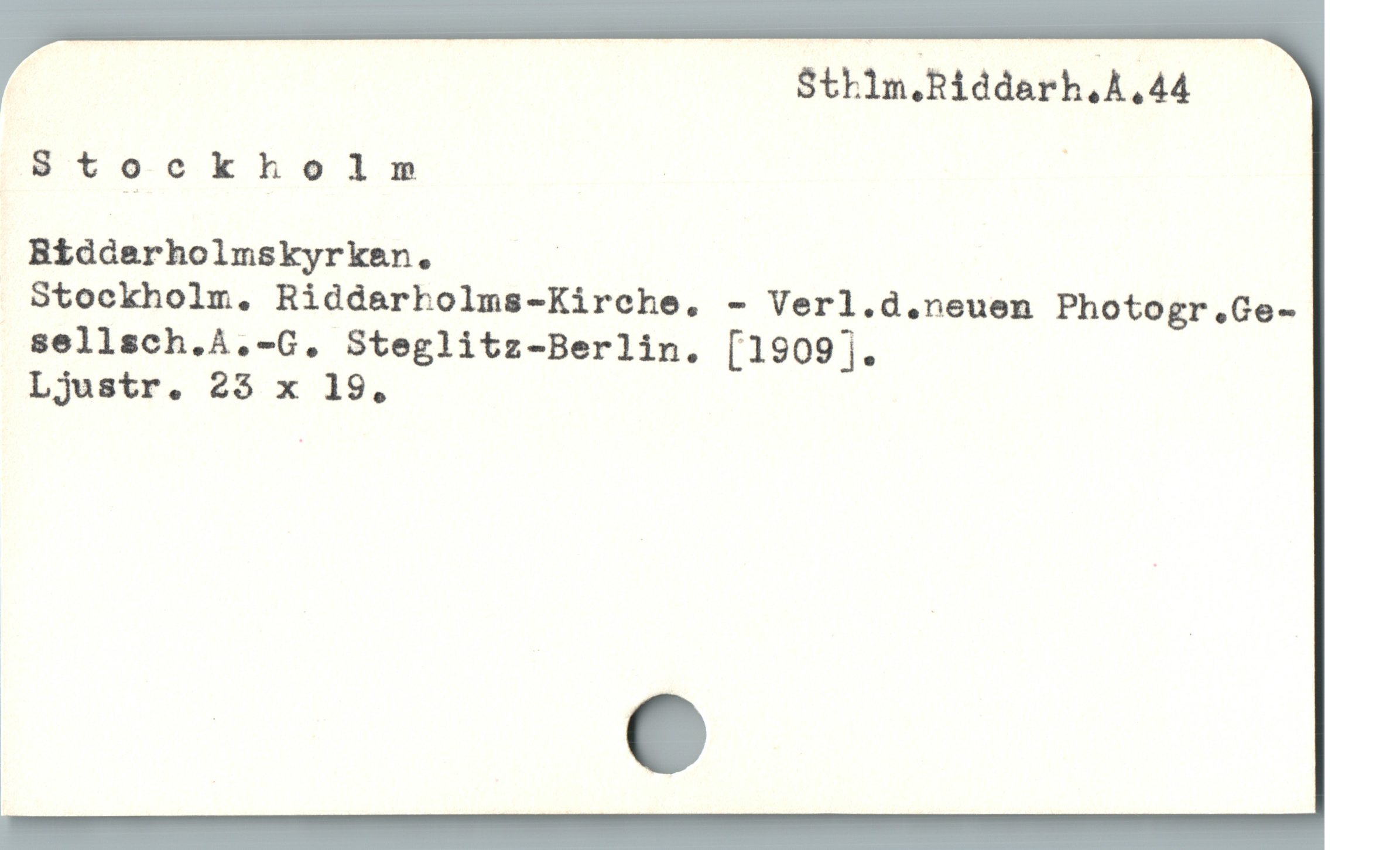  Sthlm.Riddarh.Å.44
Stockholnm : |
Biddarholmskyrken. |
Stockholm. Ridderbolms-Kirche, - Verl.d.neuen Photogr.Ge-
sellsch.A.-G. Steglitz-Berlin. [1909].
Ljustr. 25 x 19.

