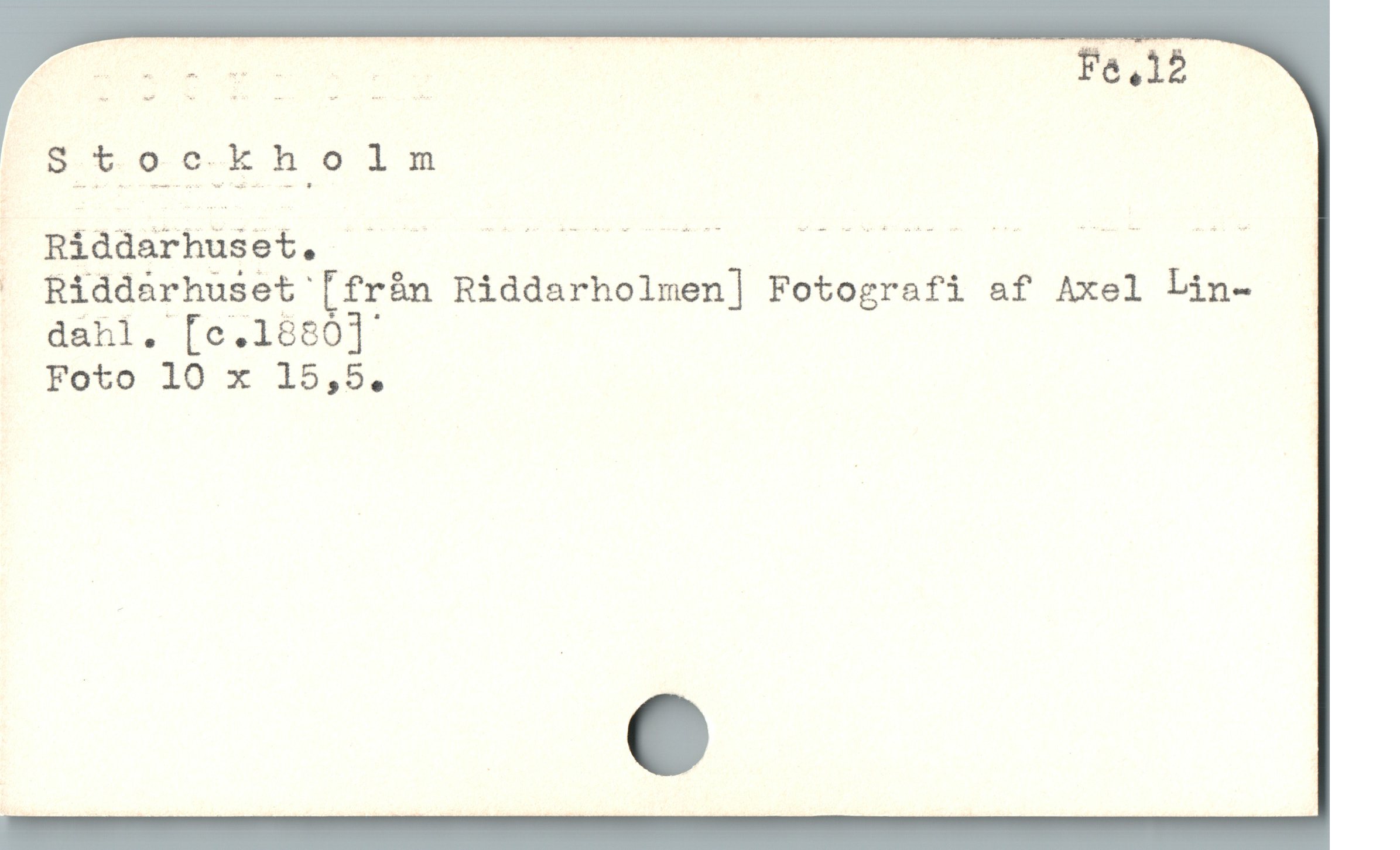  F AN

. Riddarhuset [från Riddarholmen] Fotografi af Axel Lin-
dahl. [c.1880]
Feto JIO x 15,5.
