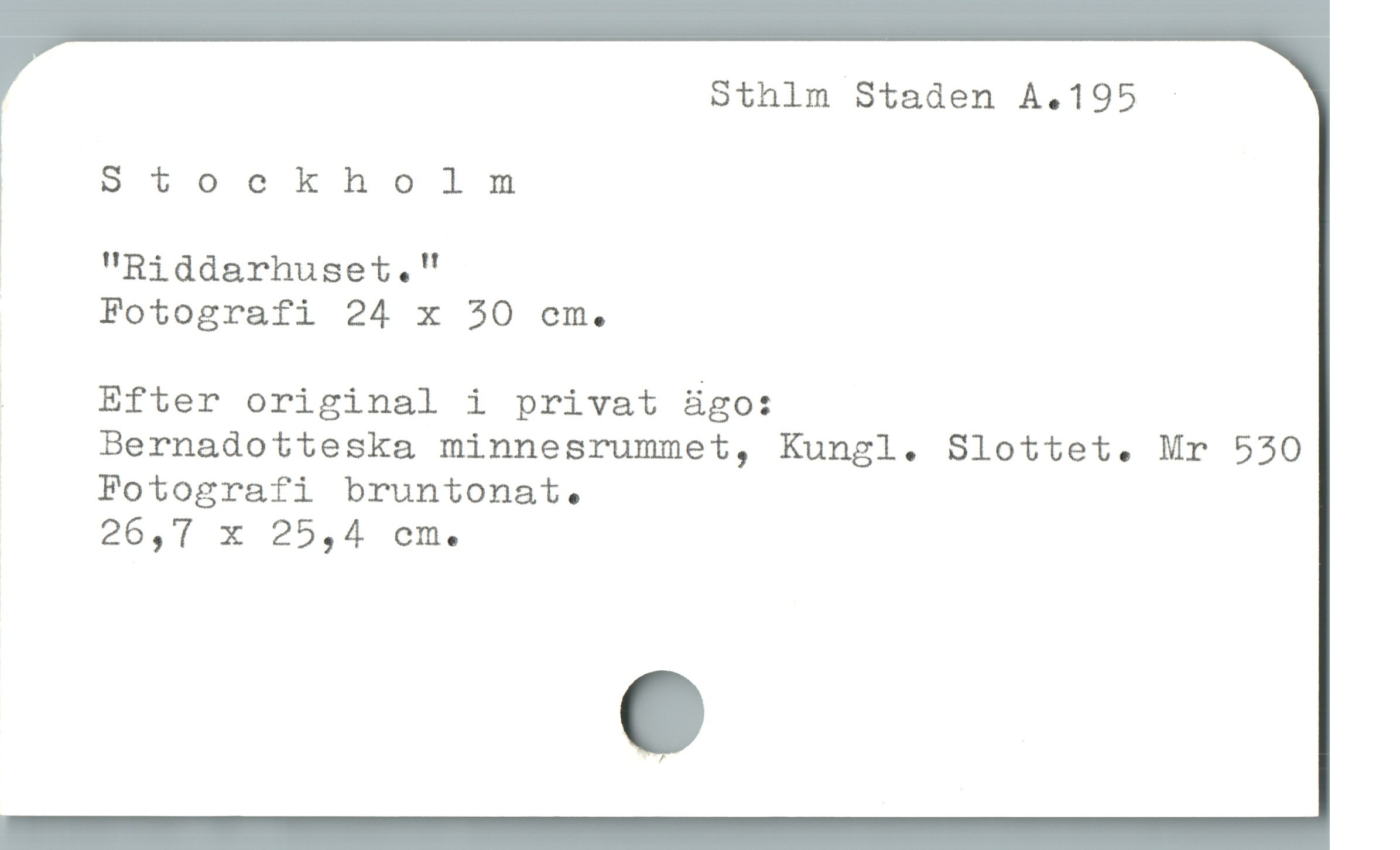  Sthlm Staden A.195 -
Stockholm
7
* "Riddarhuset."
Fotografi 24 x 30 em.
| Efter original i privat ägo:
Bernadotteska minnesrummet, Kungl. Slottet. Mr 530
Fotografi bruntonat .
20,7T x 25,4 cm.
