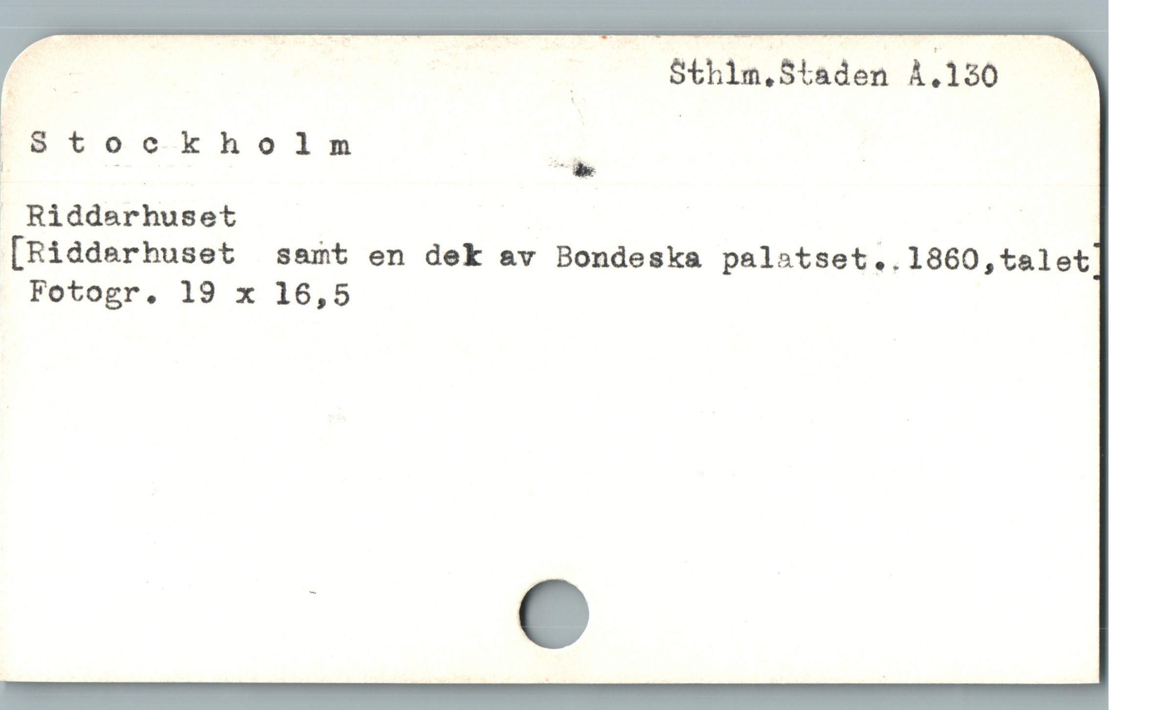  P | / — SthimStaden À.130

Stockholnm g :

" Riddarhuset : ;

[Riddarhuset  samt en dek av Bondeska palatset..1860,talet
Fotogr. 19 x 16,5
