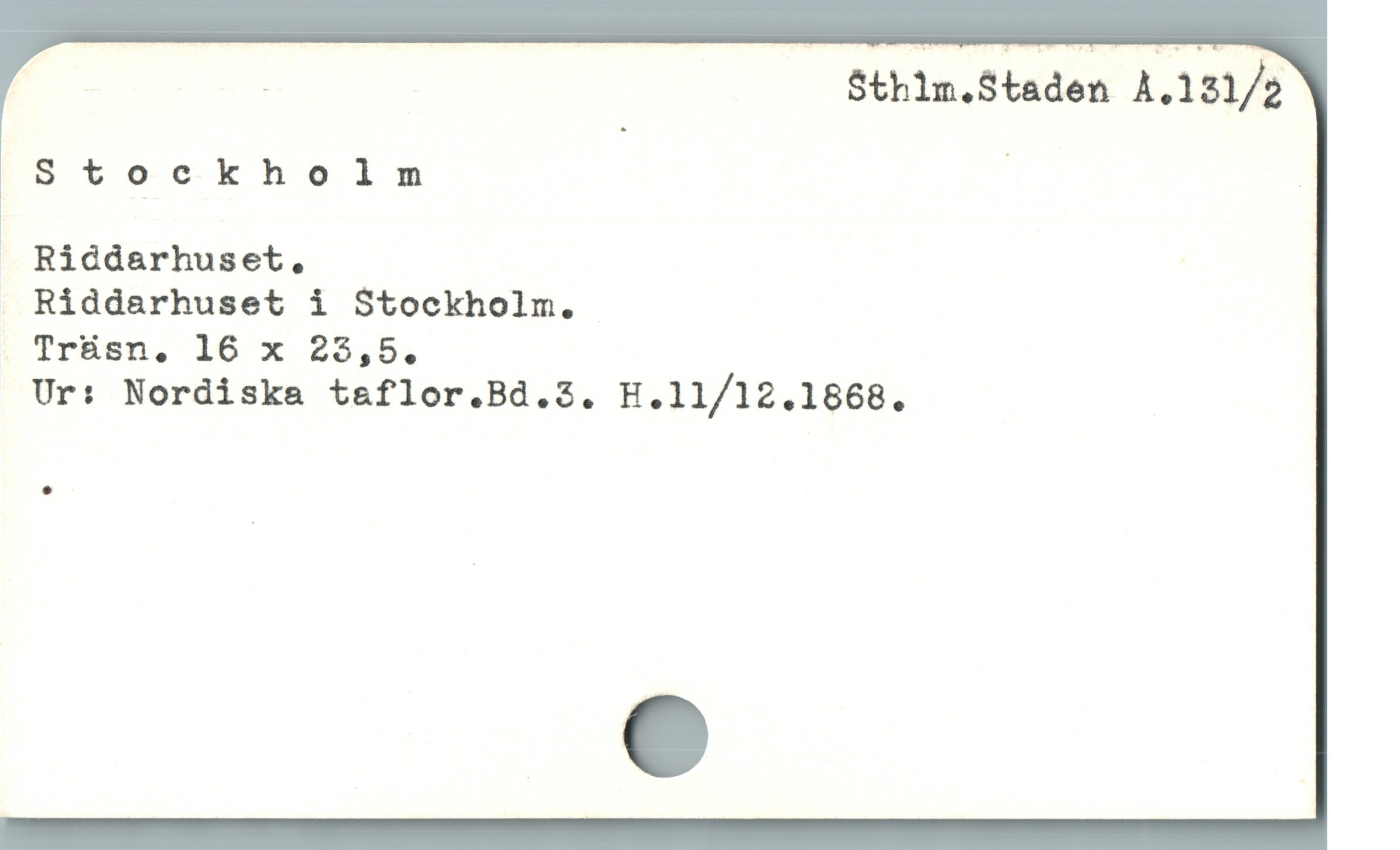  , | Sthlm.Staden A.131/2
Stockholm | |
3 Riddarhuset, |
Riddarhuset i Stockholm.
Trüsn, 16 x 23,5.
Ur: Nordiska taflor.Bd.3. H.11/12.1868.
