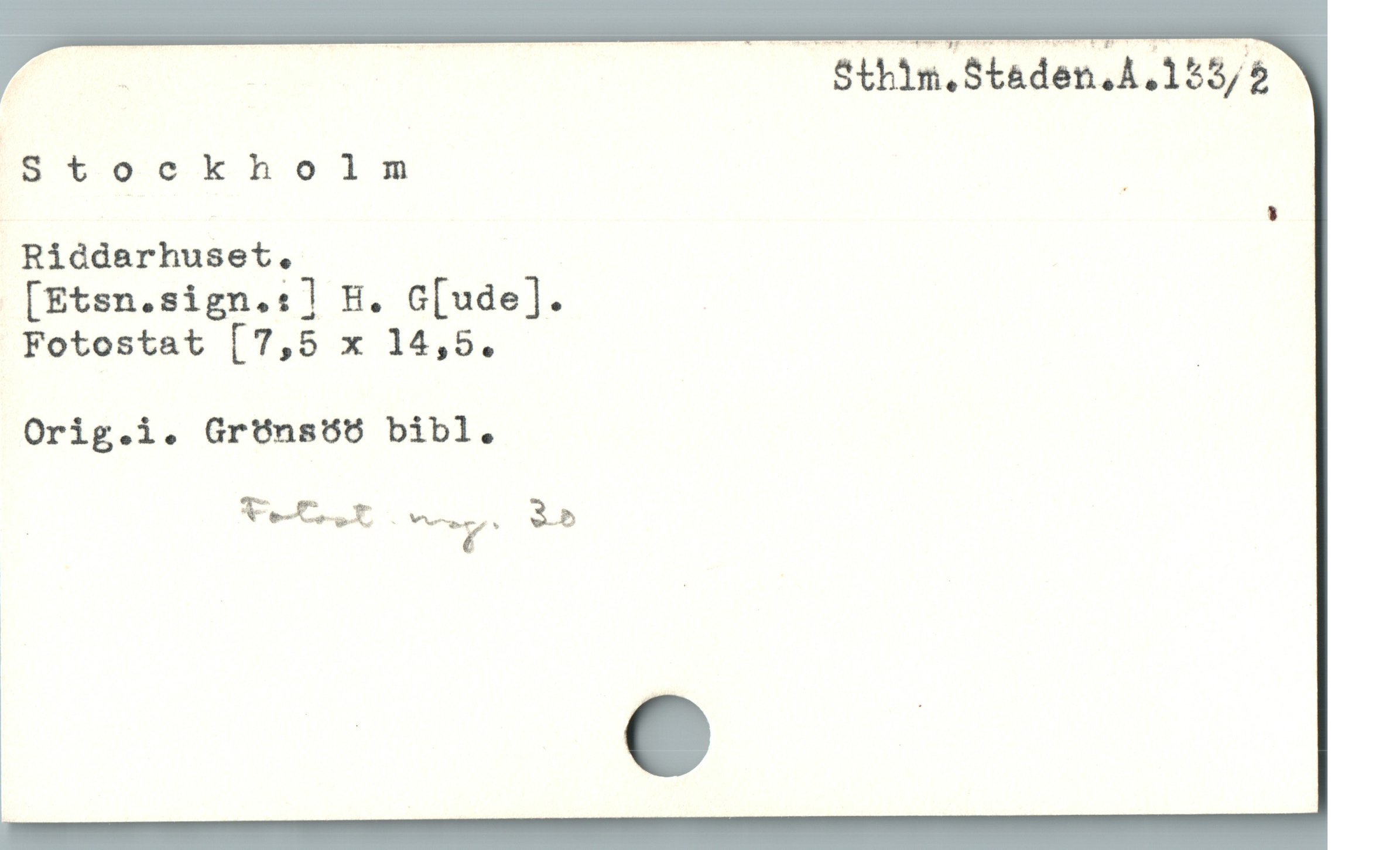  - Sthim.Staden.A.123/3

sStoockholm i
3

Riddarhuset.
[Etsn.sign.:] E. G[ude].
Fotostat [7,5 x 14,5. |
Orig.i. Grönsöö bibl.
| y 33
