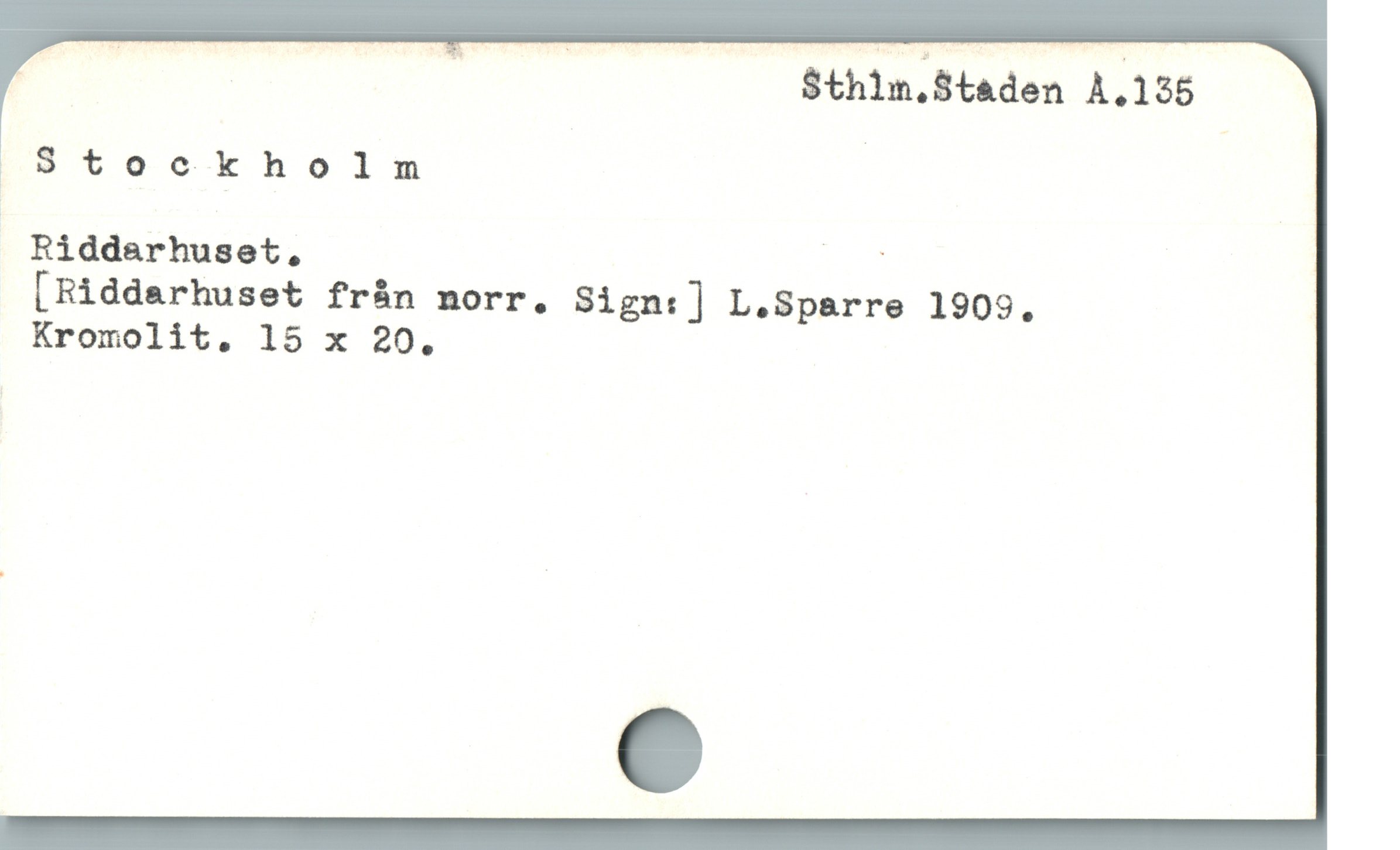  m UER $thim,Staden A.135
3 Stockholnm
1 Riddarhuset, U
[Riddarhuset fràn norr, Sign:] L.Sparre 1909.
Kromolit, 15 x 20.
