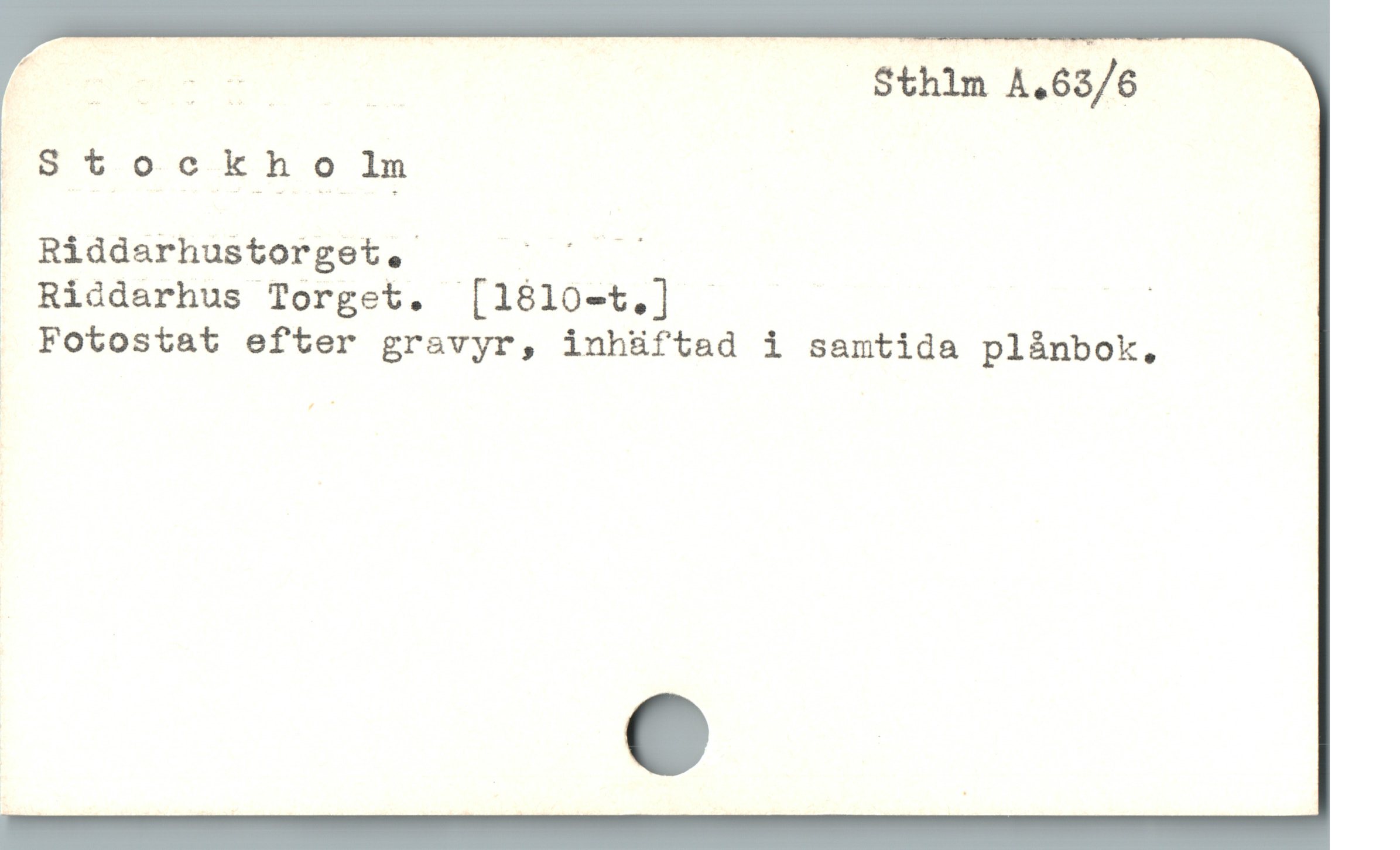  E | Sthlm A,.63/6
S to c k:h o læ
Riddarhustorget, E
. Riddarhus Torget. [1810-t.] |
Fotostat efter gravyr, inhüftad i samtida plánbok, ;
