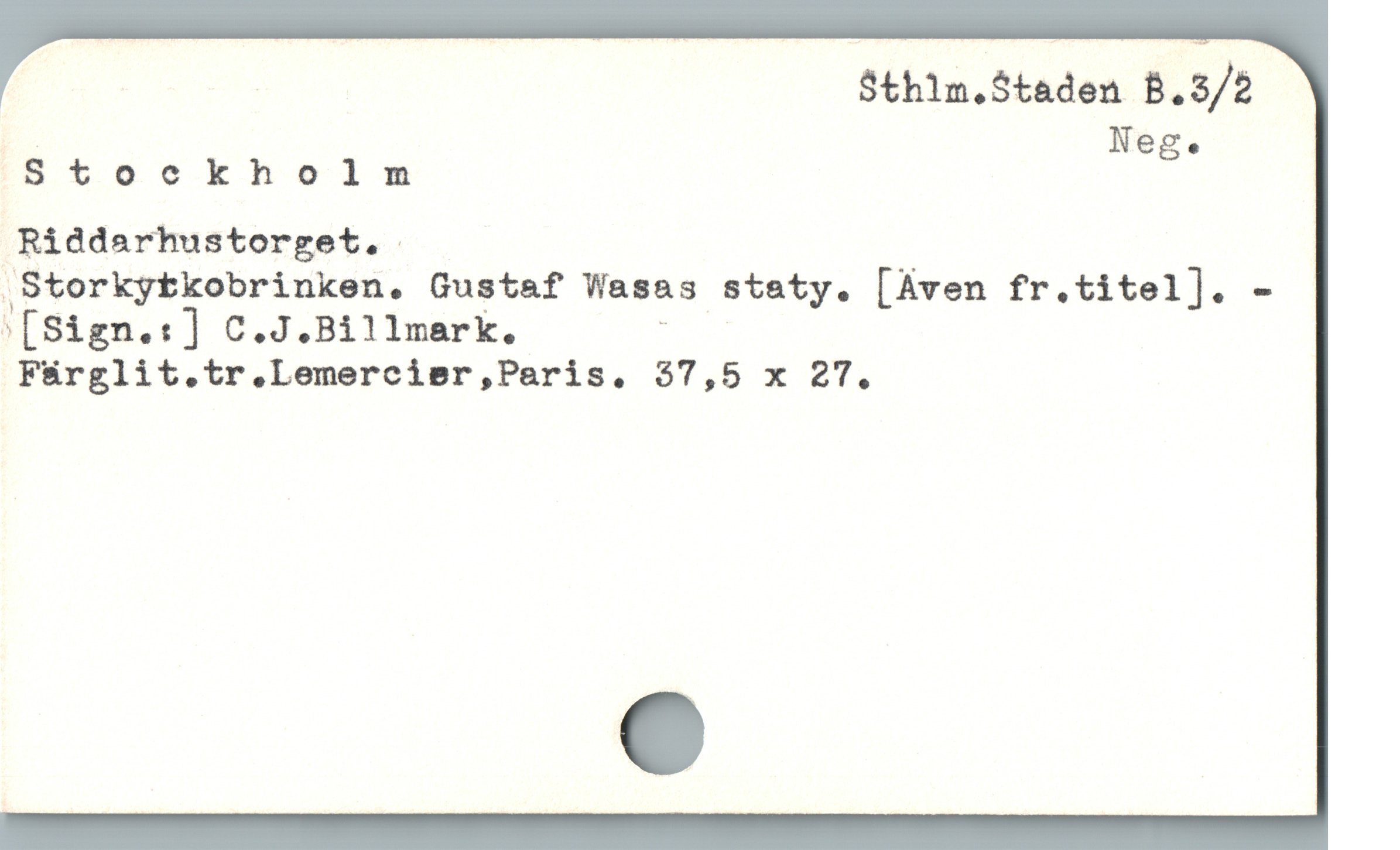  | $thlm.Staden B.3/2
Stockholm
Riddarhustorget.
.Storkytkobrinken. Gustaf Wasas staty. [Aven fr.titel]. -
Fürglit.tr.Lemercisr,Paris. 37,5 x 27.

