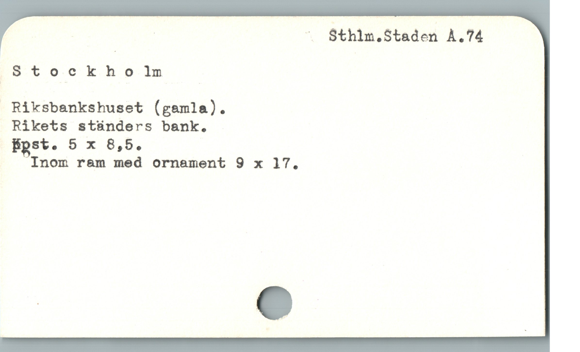  | | ^ Sthim.Staden À.74
Stor-vckholm |
 Riksbankshuset (gsmla).
Rikets stünders bank.
Bpst. 5 x 6,5.
Inom ram med ornament 9 x 17.
