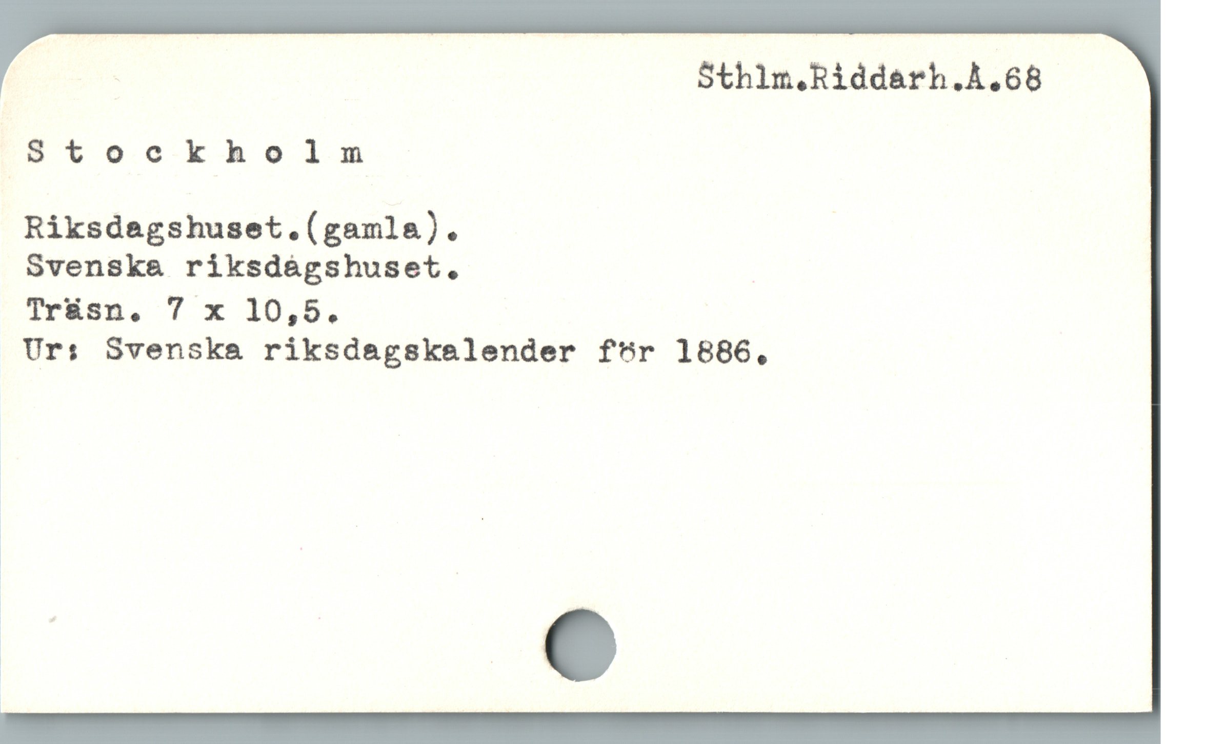 : Sthlm.Riddarh.A.68
Stockholm
Riksdagshuset.(gamla).
Svenska&a riksdágshuset.
Tr&sn. 7 x 10,5.
Ur: Svenska riksdagskelender för 1886,
i
