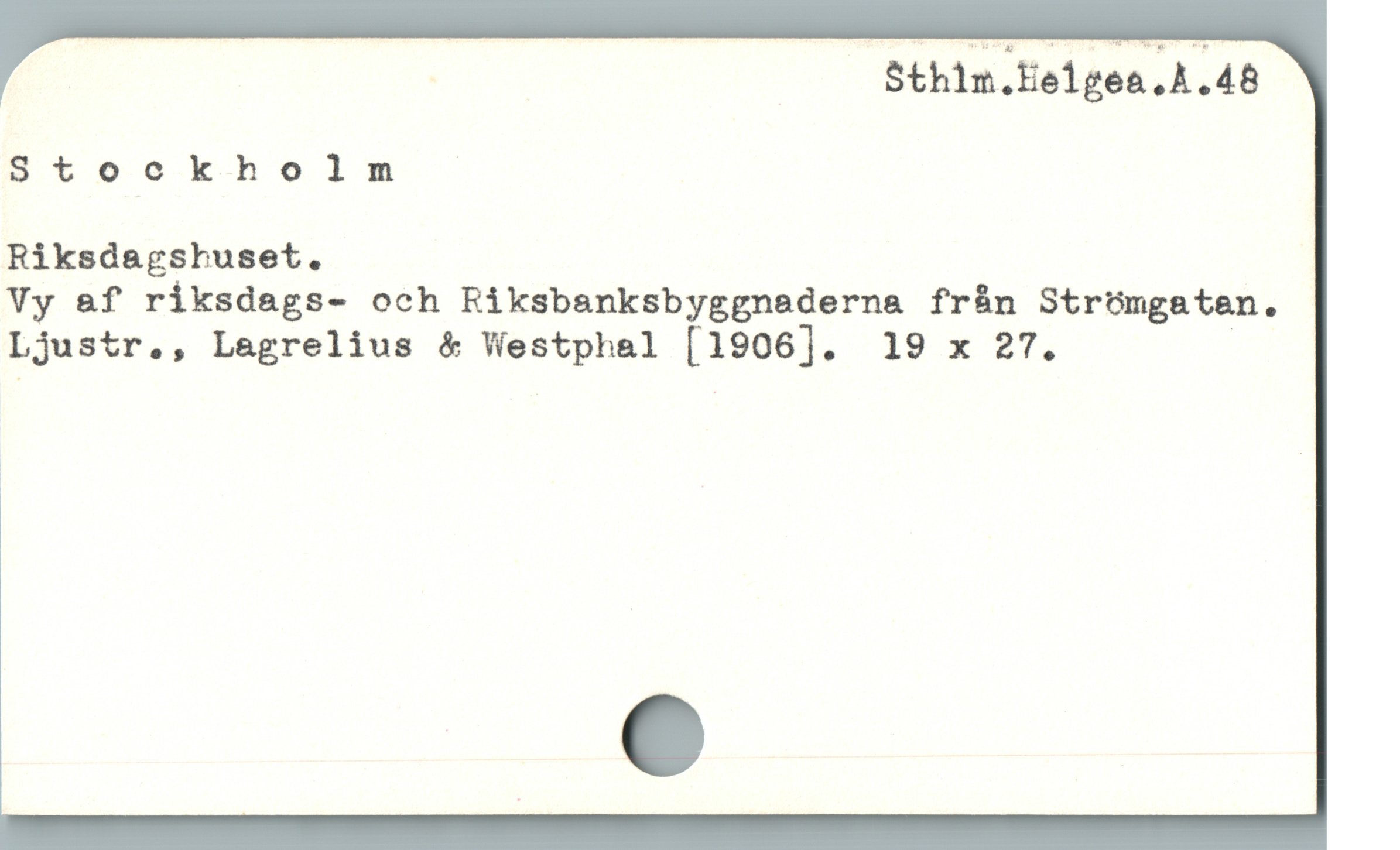  | Sthin.Eelgean.A.48
ET»,okbhbolm-
Riksdagshuset.
Vy &f riksdags- och Riksbanksbyggnaderna fr&án Strümgaten.
Ljustr., Legrelius & Westphal [1906]. 19 x 27.
