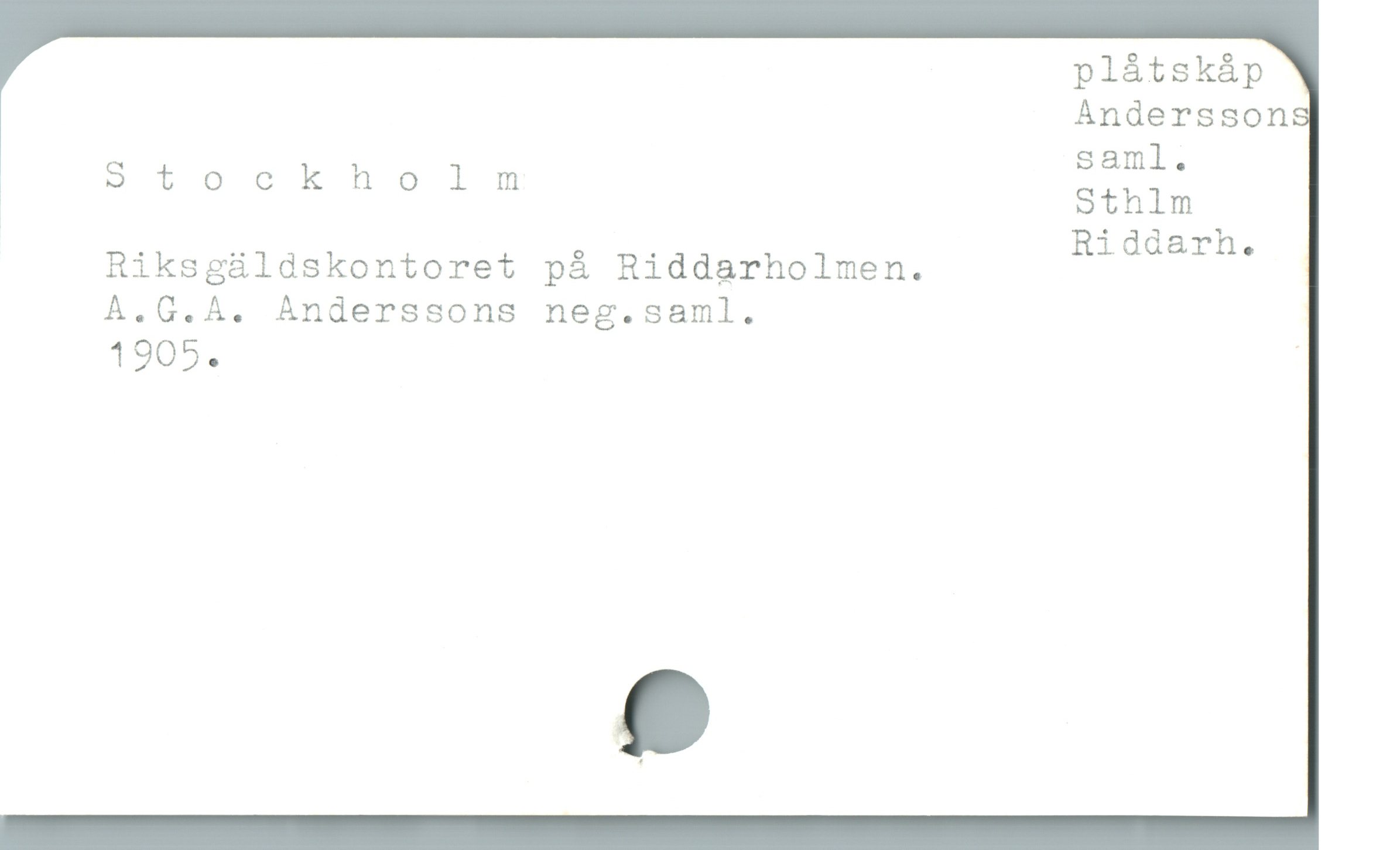  plåtskåp
Andersson
. : saml.
3 S tockholmnm TE A
iddarh.
Riksgáldskontoret på Riddarholmen. nb
A.G.A. Anderssons neg.saml.
1905. |
