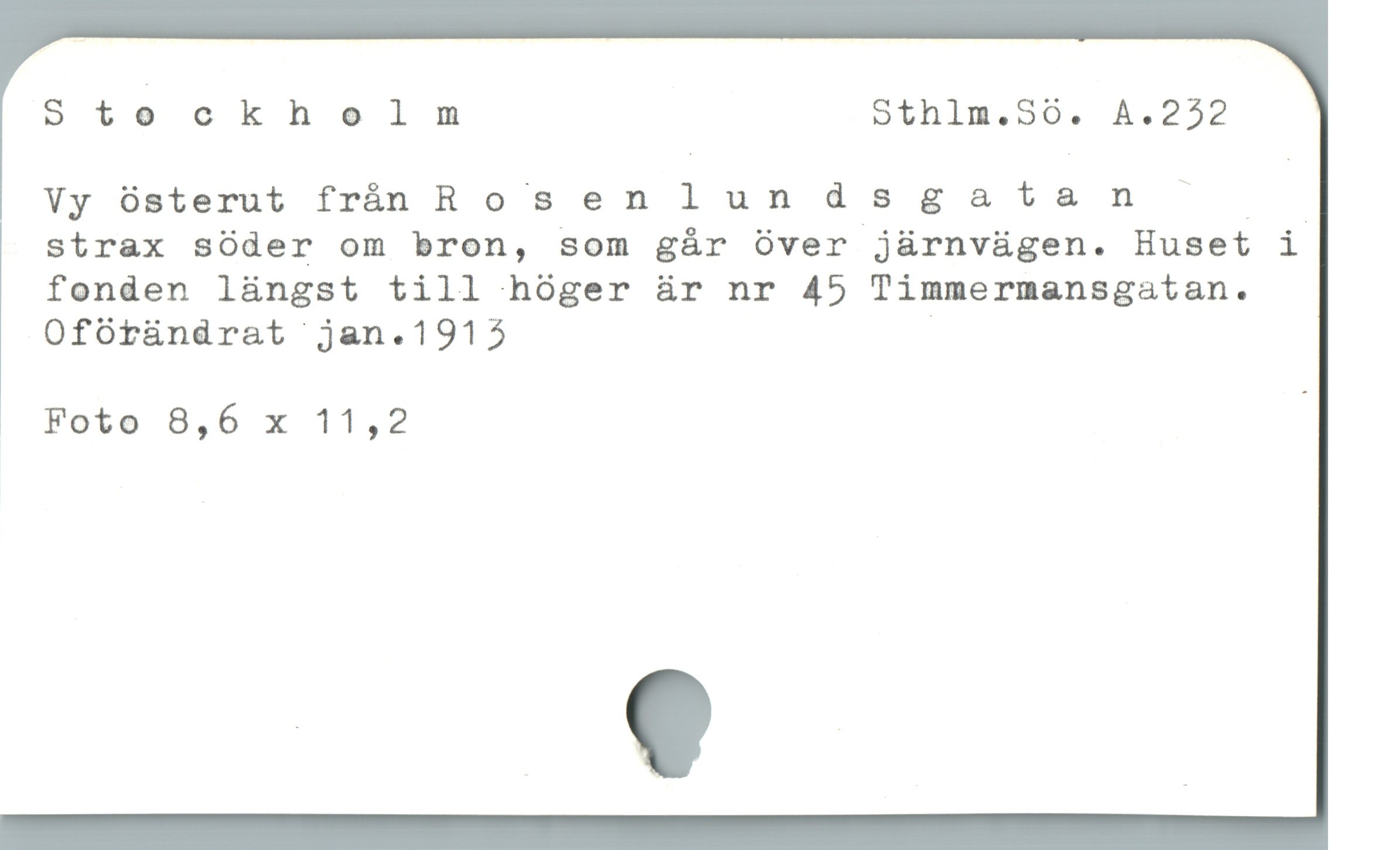  Stockholm Sthlm.S0. A.232
Vy ósterut fránRosenlundsgatan -
strax sÓder om bron, som gár över jürnvügen. Huset i
fonden lángst till hóger är nr 45 Timmermansgsatan.
Ofóründrat jan.1915 |

— Foto 8,6 x 11,2 /
