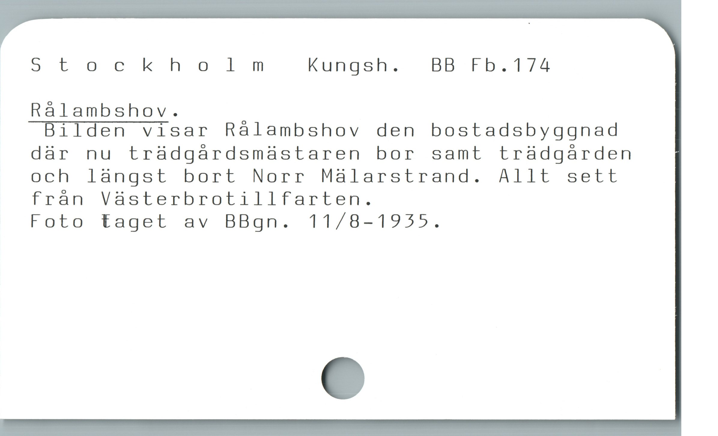  I St ockholm Kungsh. . BB Fb.174
Rálambshov.
 Bilden visar Rálambshov den bostadsbyggnad
dár nu trádgárdsmaástaren bor samt traàdgárden
och làngst bort Norr Maàlarstrand. Allt sett
frán Vàsterbrotillfarten.
Foto taget av BBgn. 11/8-1955.
