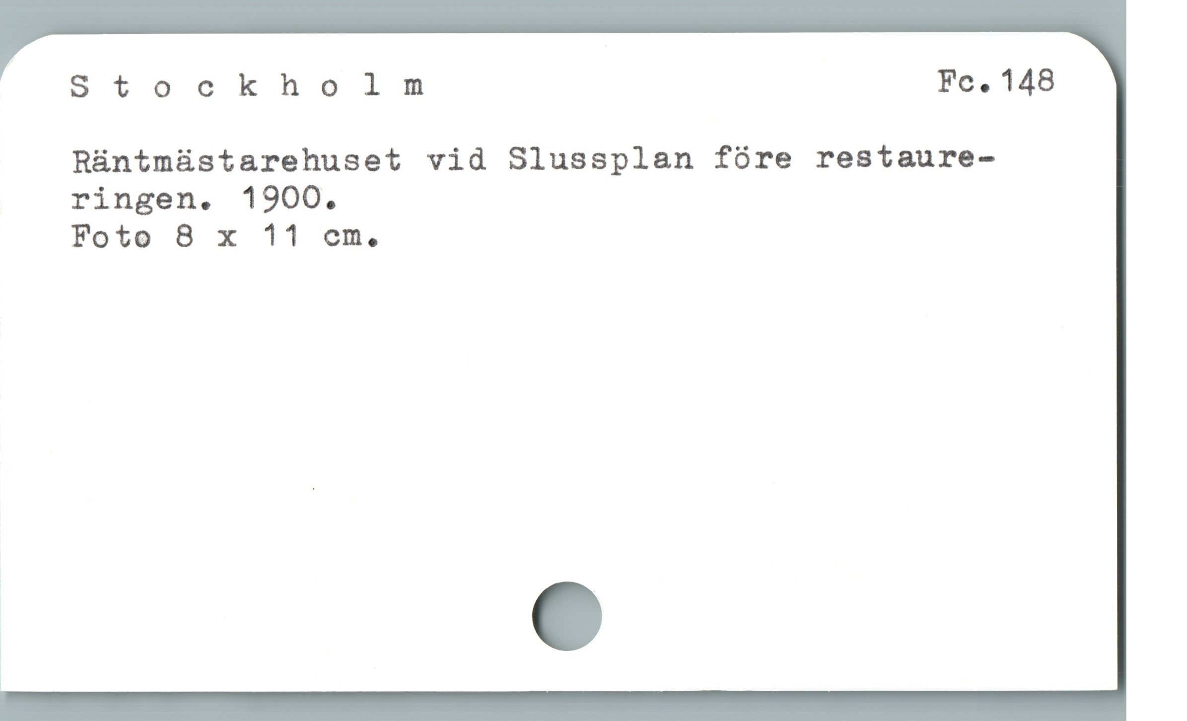  Stockholm Fc. 148
Räntmästarehuset vid Slussplan före restaure-
ringen. 1900.

Foto 8 x 11 em.
