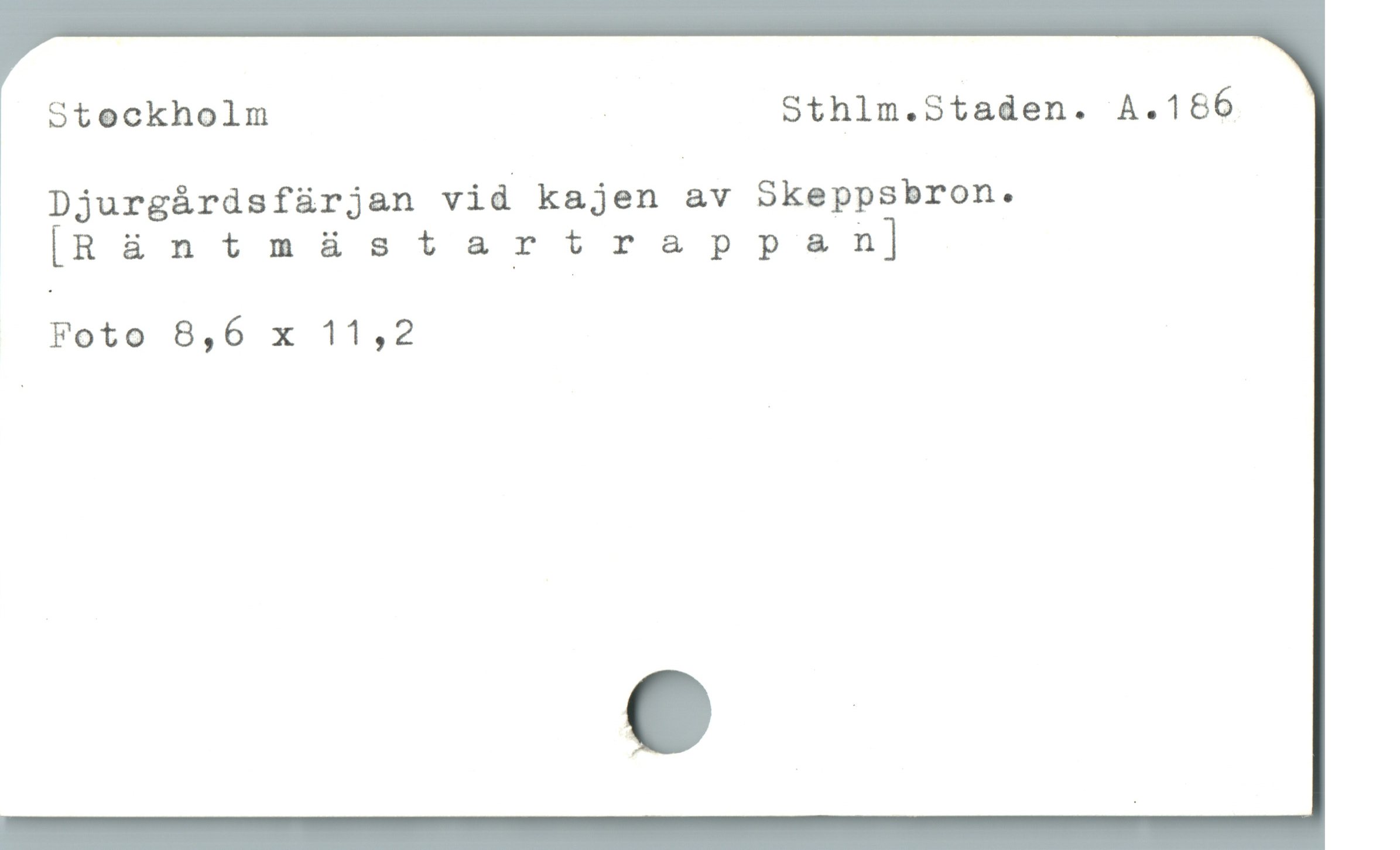  Steckholm : Sthlm.Staden. A.186
* Djurgårdsfärjan vid kajen av Skeppsbron.

(Rüántmüs tartrappan]

Foto 8,6 x 11,2
