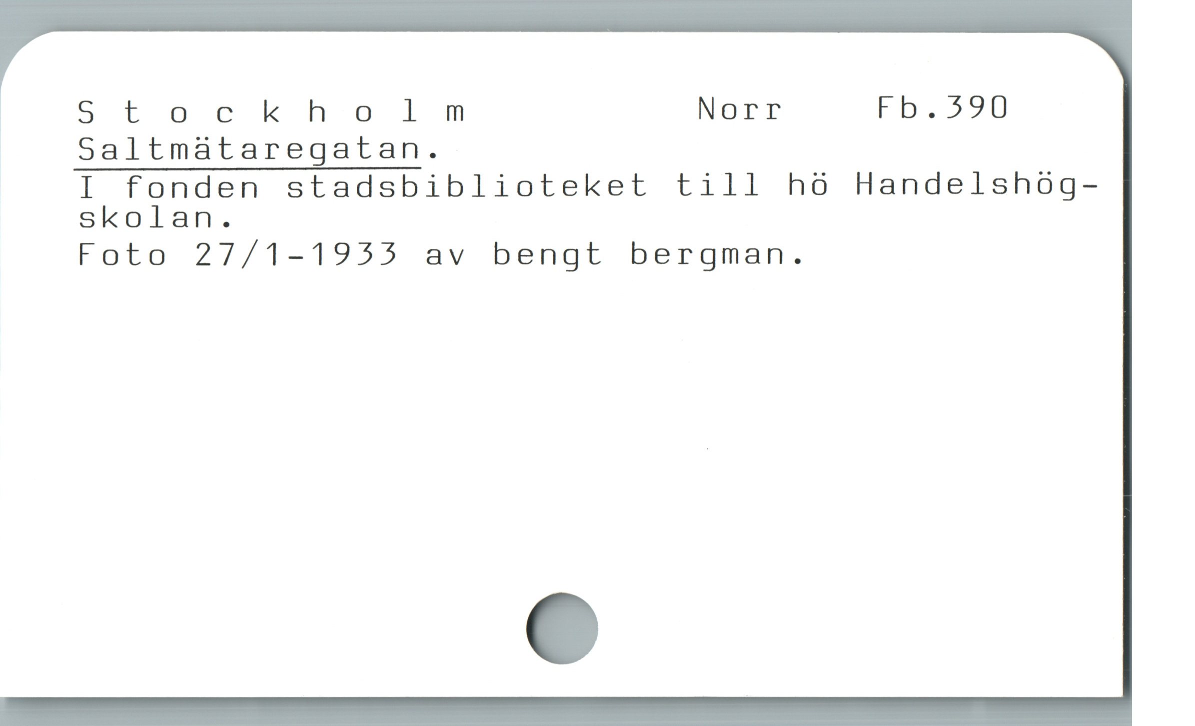  Stockholm Norr Fb.590
| Saltmataregatan.
I fonden stadsbiblioteket till hó Handelshóg-
skolan.
Foto 27/1-1955 av bengt bergman.
