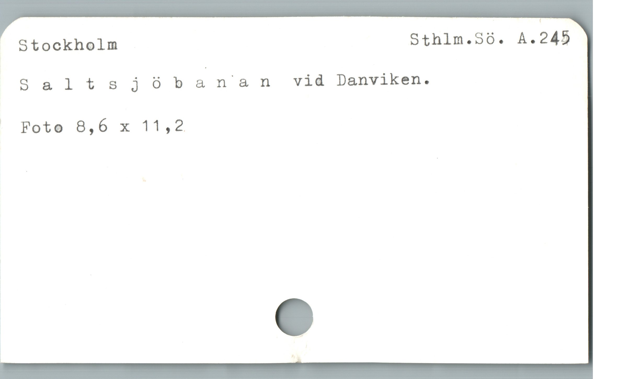  j Stockholm Sthlm.Sö. A.245
. Saltsjolb anan vid Danviken.
J Foto 8,6 x 11,2
