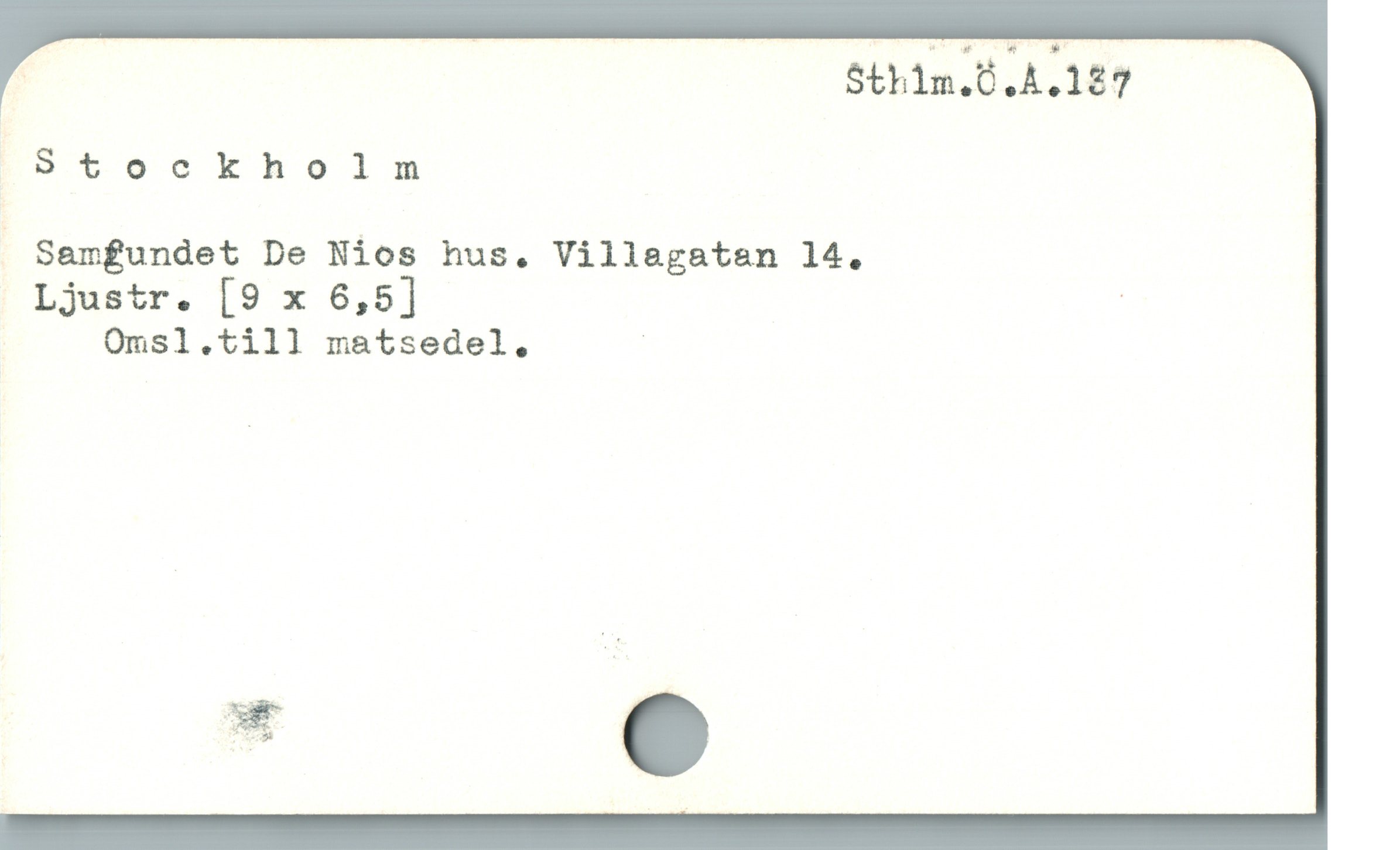  - Sthlm.Ö.A.127
IiStockholm
— Samgundet De Nios hus. Villagatan 14.
Ljustr. [9 x 6,5] |
Omsl.till matsedel. |
