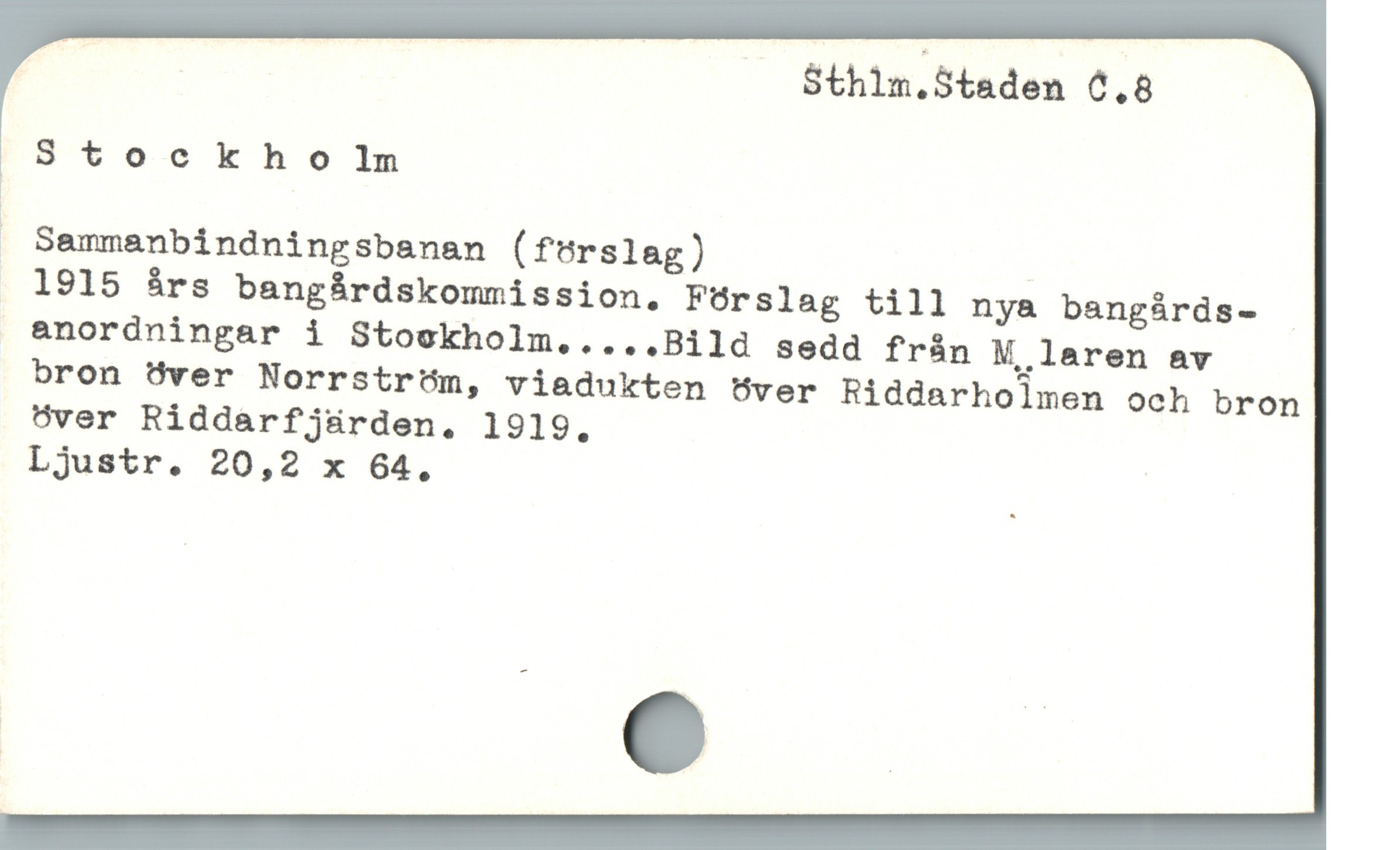  sd j Sthlm.Staden 6.8
S t o-c k h o In
|
| Sammanbindningsbanan (ferslag)
1915 árs bangárdskommission. Fórslag till nya bangárds-
 &enordningar i Stoekholm.....Bild seda frán M laren av
bron över Norrstróm, viadukten över Riddarholmen och bron
över Riddarfjürden. 1919.
Ljustr. 20,2 x 64.
