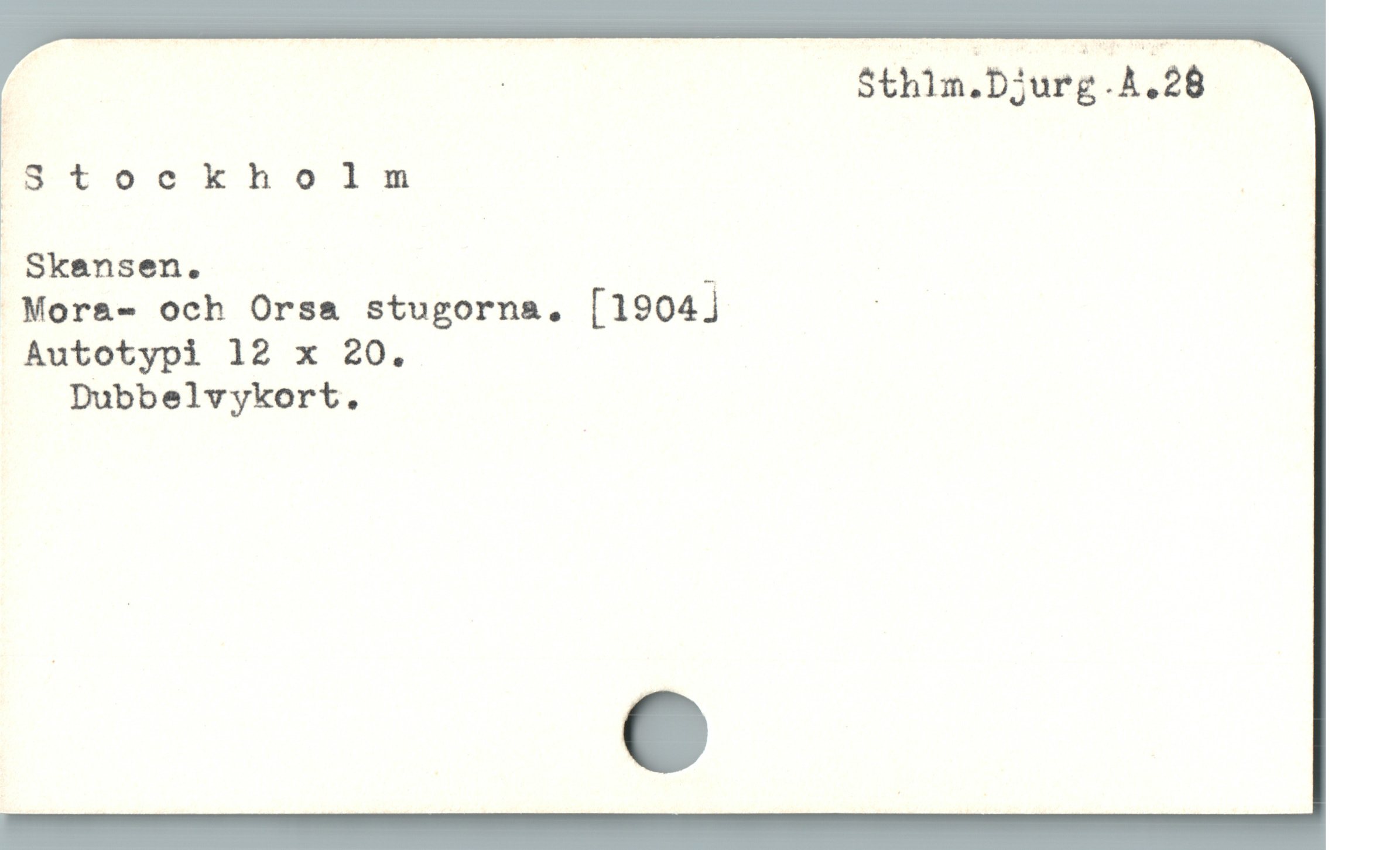  _ ; Sthlm.Djurg-A.28
faätockholm |
Skansen. "
 Mora- och Orsa stugorna. [1904) |
 Autotypi 12 x ZO.

Dubbelvykort.
