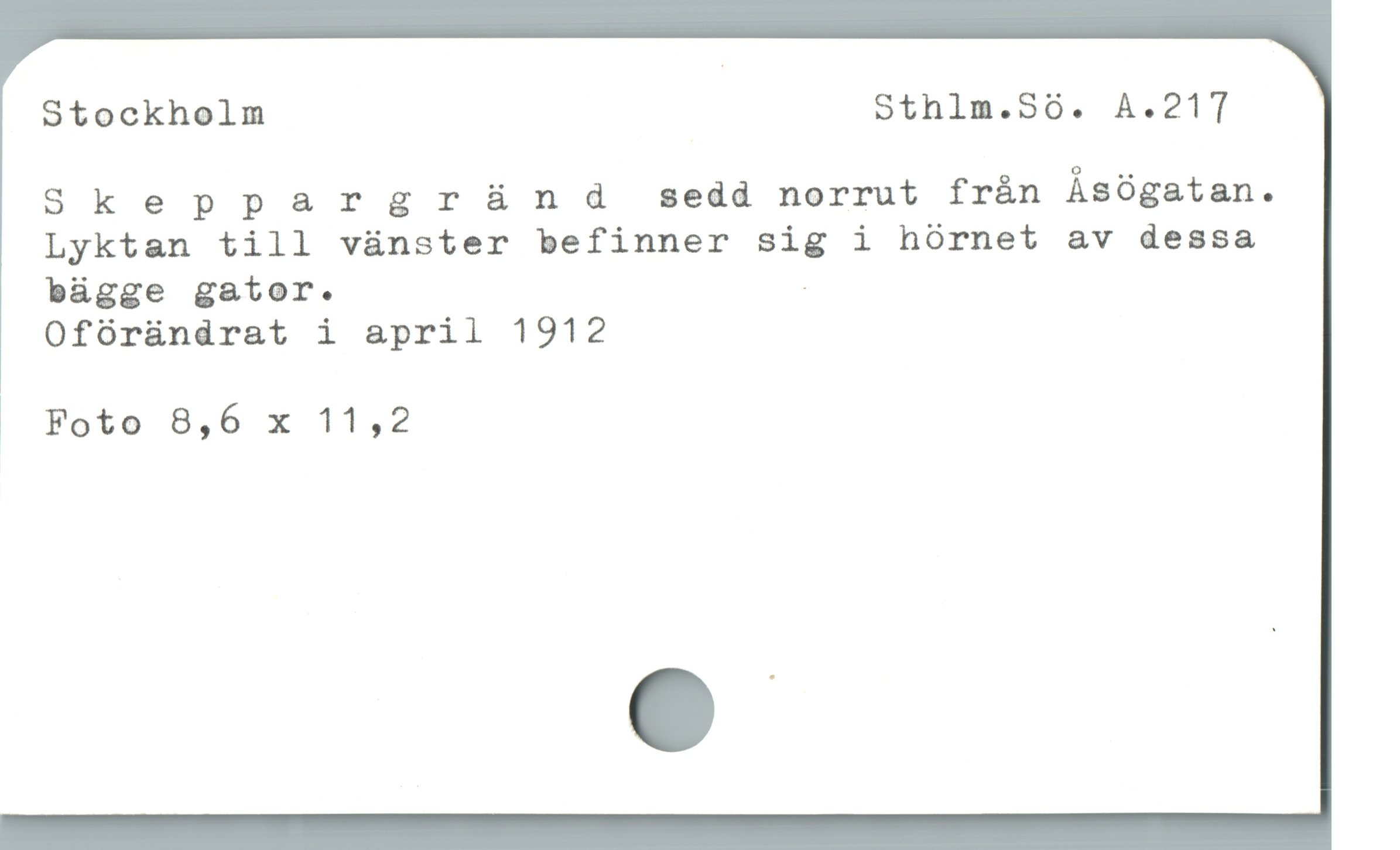  Stockholm Sthlm.Só. A.217
Skeppargrànld sedd norrut från Àsógatan.
Lyktan till vünster befinner sig i hörnet av dessa
bägge gator. .
Oförändrat i april 1912

— Foto 8,6 x 11,2
