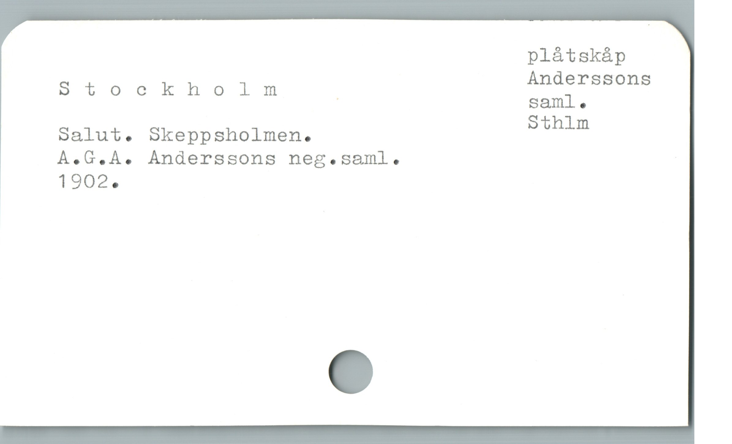  plåtskåp
Stockholm Anderssons
| saml .
h
Salut. Skeppsholmen. Sthlm
A.G.A. Anderssons neg.saml.
1902.
