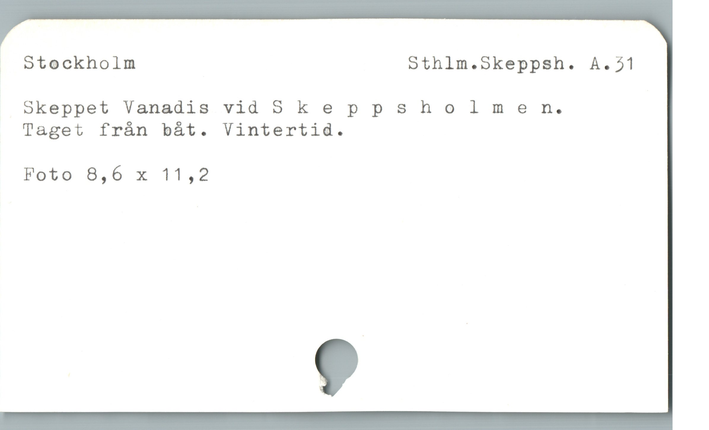  ä otockholm Sthlm.Skeppsh. A.31
Skeppet Vanadis vid 95keppsholmen.
Taget frán bát. Vintertid.

Foto 8,6 x 11,2

