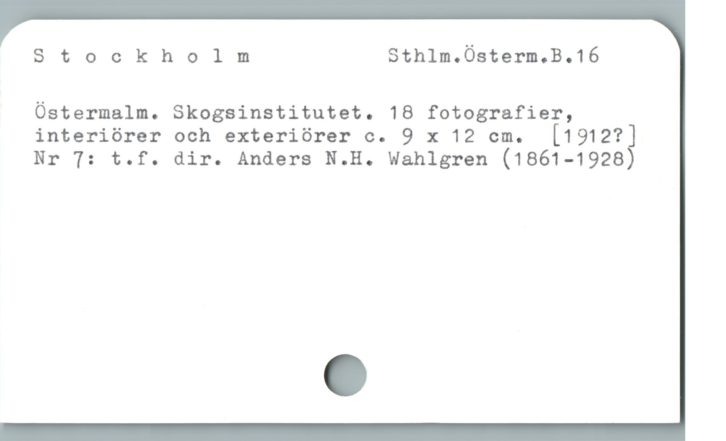  Stockhonlmnm Sthlm.Üsterm.B.16
ÜÓstermalm. Skogsinstitutet. 18 fotografier,
interiórer och exteriürer c. 9 x 12 cm. ([1912?]
Nr T: t.f. dir. Anders N.H. Wahlgren (1861-1928)
