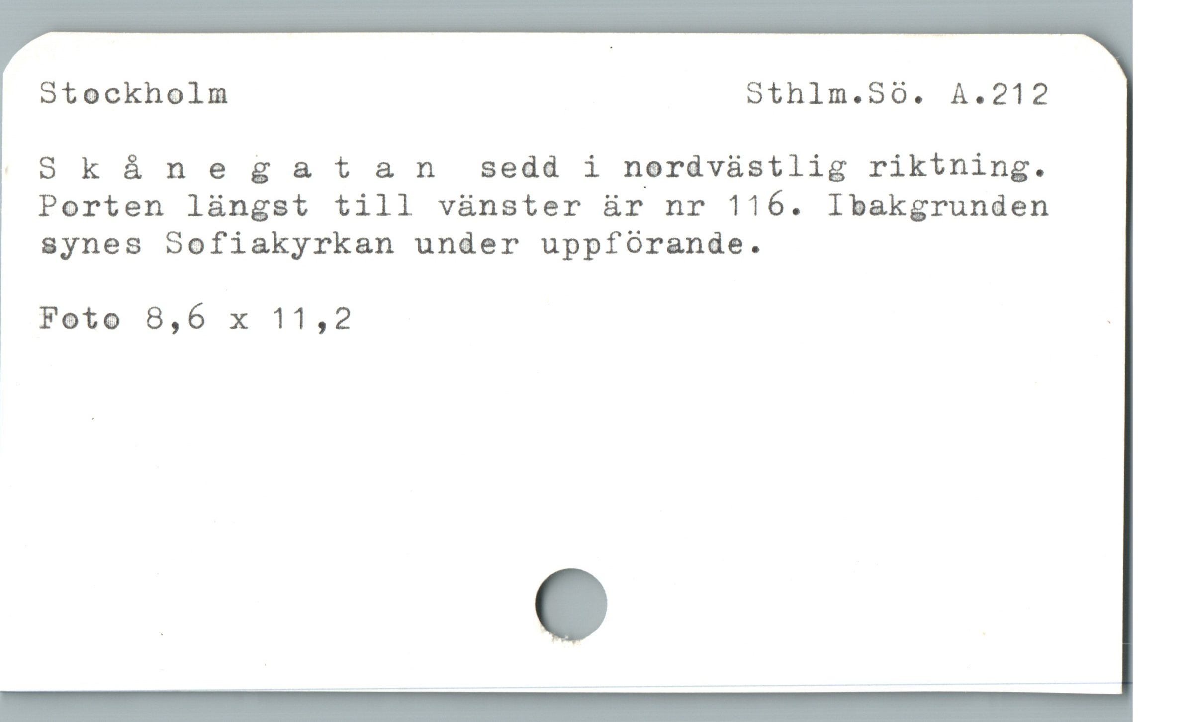  Stockholm Sthlm.36,., A.212

^ Skánegatan sedd i nordvistlig riktning.
Porten làngst till vünster är nr 116. Ibakgrunden
synes Sofiakyrkan under uppfórande.
Foto 8,6 x 11,2 i
