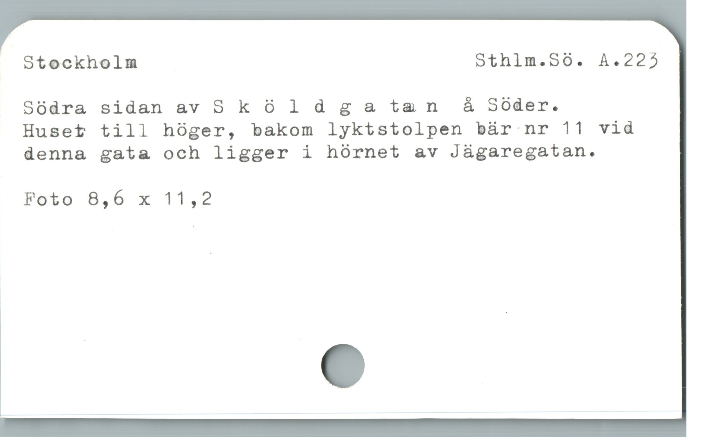  Stockholm Sthlm.Só6. A.225
Södra sidan av 8 k 6 1d g &à tun å Sóder.

Huset till hóger, bakom lyktstolpen bür nr 11 vid
denna gata och ligger i hórnet av Jágaregatan.

Foto 8,6 x 11,2
