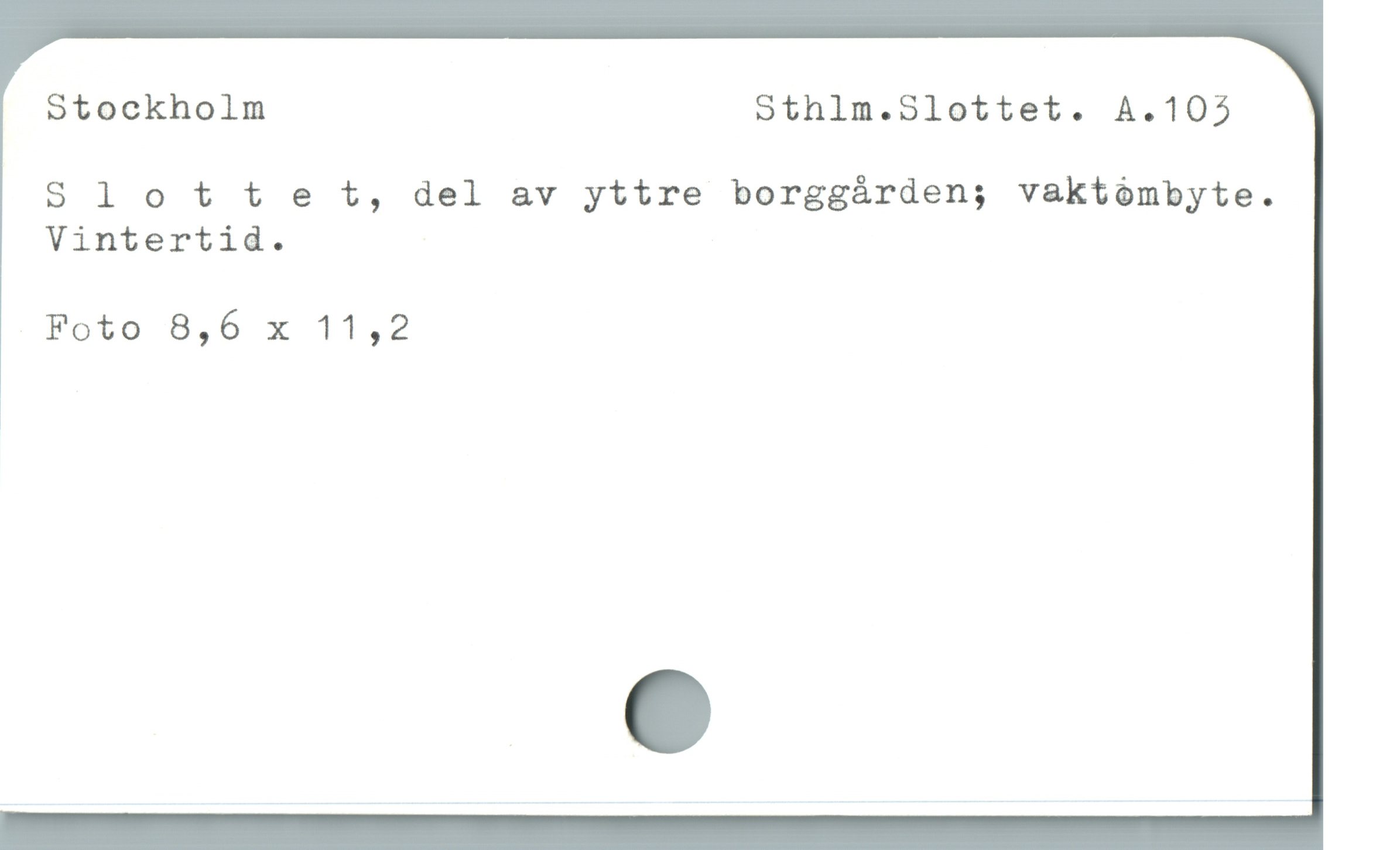  Stockholm othlm.Slottet. A.103
Slotte t, del av yttre borggården; vaktombyte.
Vintertid.

Foto 8,6 x 11,2
