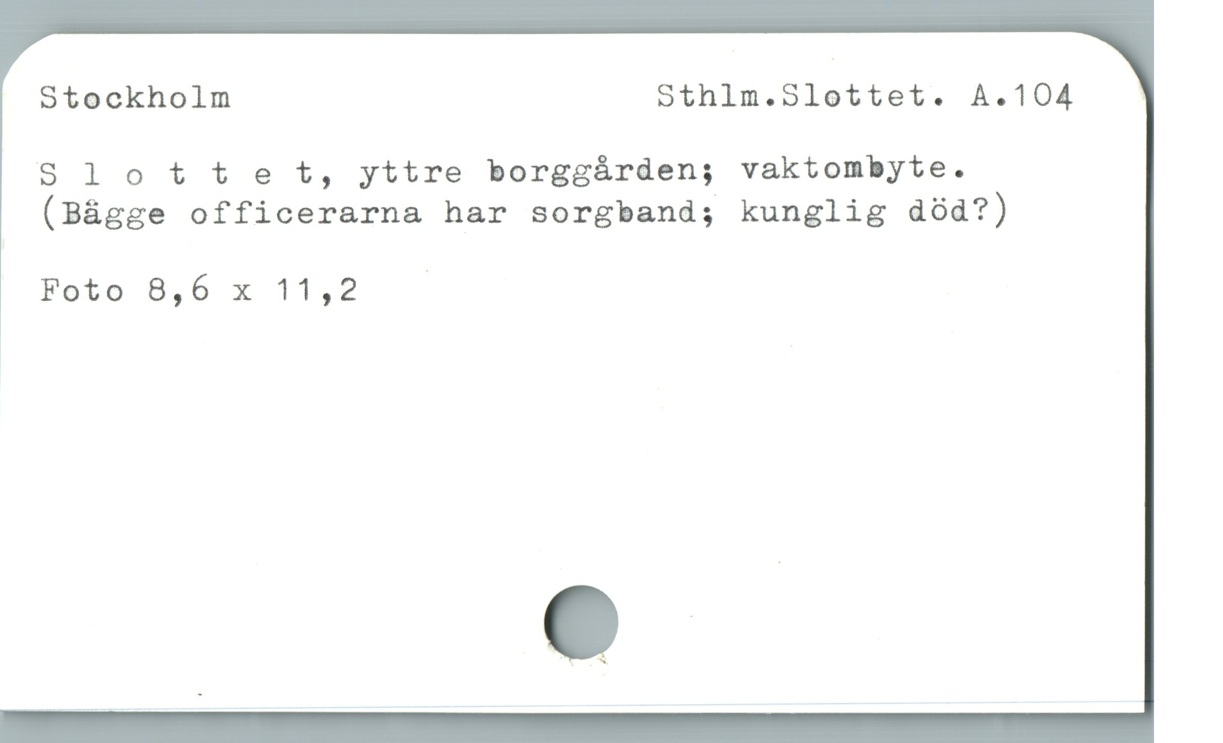  Stockholm Sthlm.Slettet. A.104
S l ottet, yttre borggárden; vaktombyte.
(Bägge officerarna har sorgband; kunglig död?)
Foto 8,6 x 11,2 =
