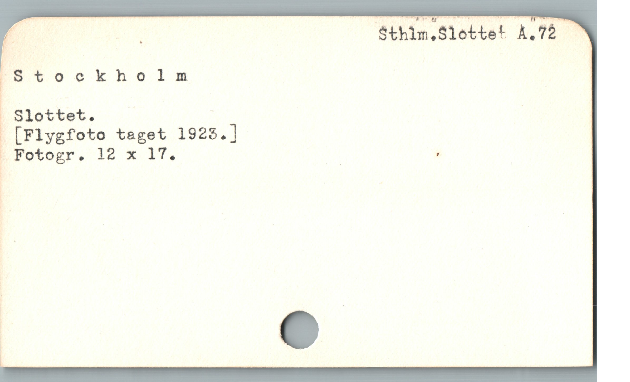  4 E $thim.S1ottet A.72 —
F tocekholm
Slottet. ; '
[Flygfoto teget 1923.]
; Fotogr. 12 x lT. | ,
ï |
