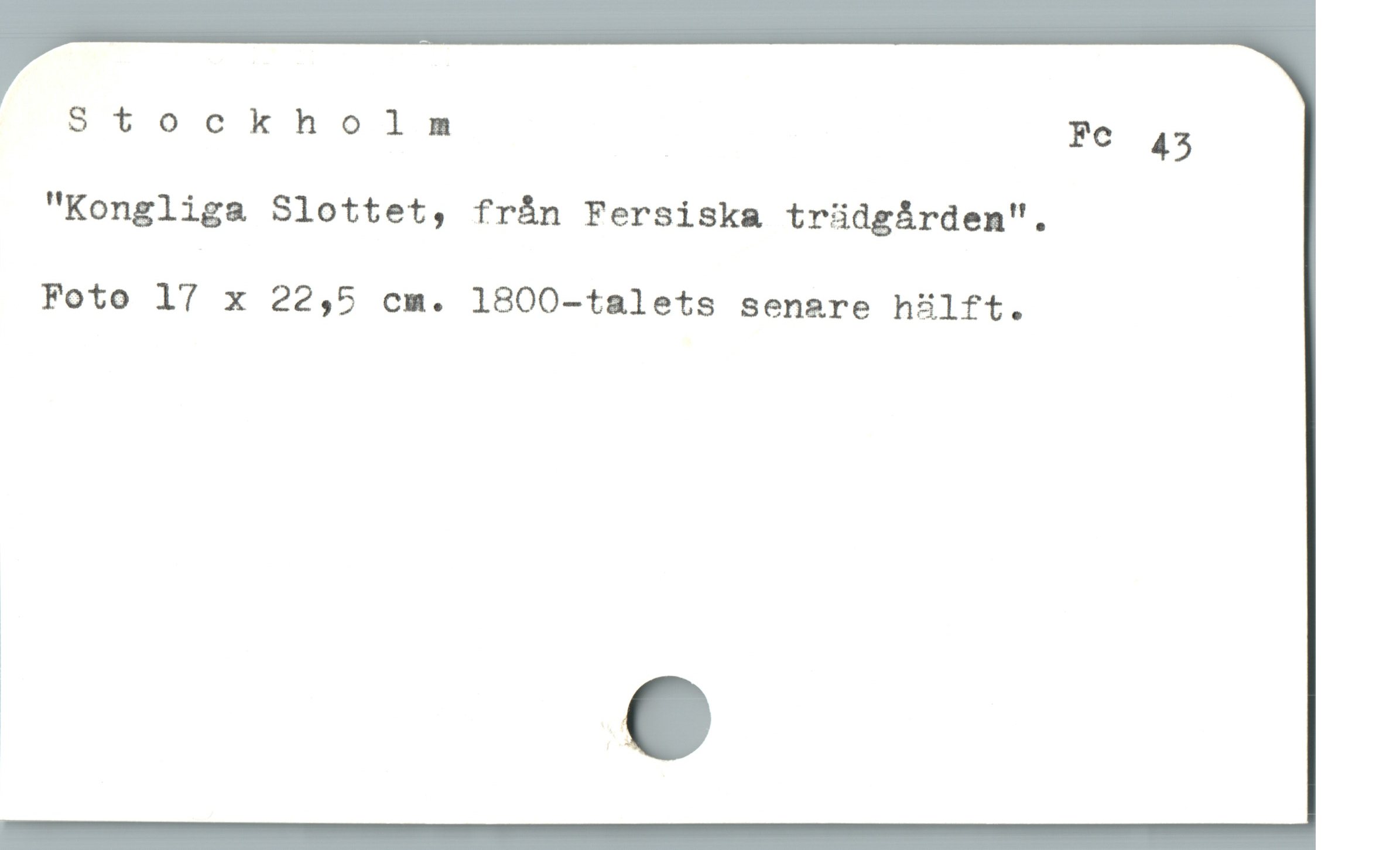  Stockholm Fe 43
"Kongliga Slottet, frán Fersiska trüdgÁrden'".
Foto 17 x 22,5 cm. 1800-talets senare hälft.
* e
