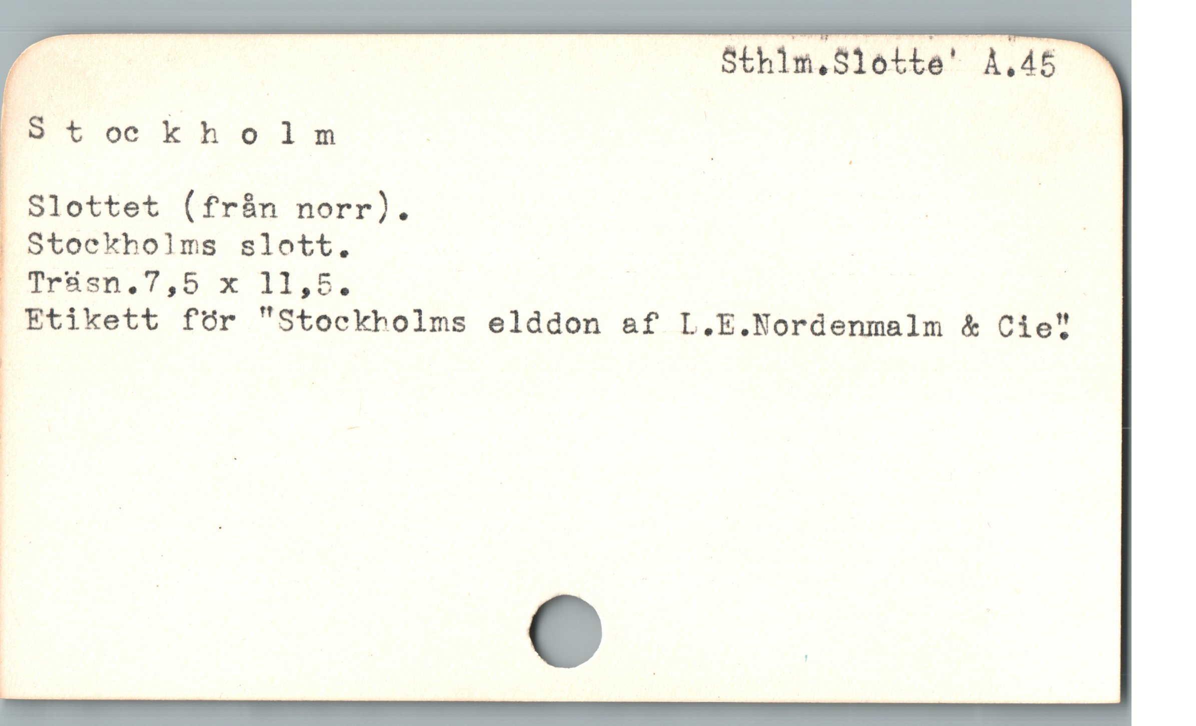  e Sthilm.Slotte" Å45 ^
IStockholm : |
” Slottet (från norr). | |
Stockholms slott. _
Triumn,7,5. x 11,bD.
Etikett för "Stockholms elddon &f L.E.Nordenmalm & Cie"
