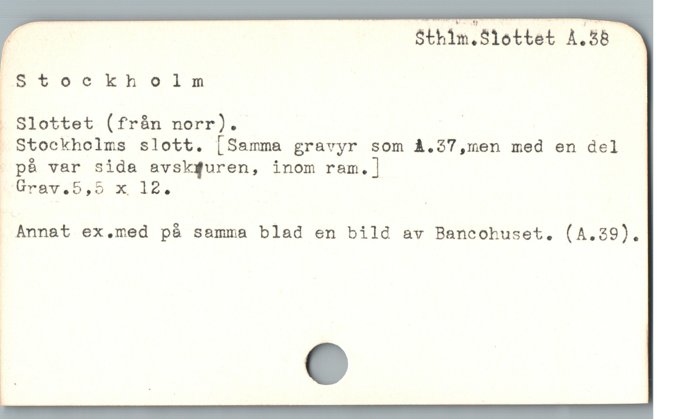  4 Sthim.S1ottet A.38 "
"ovu:-ockhoinm
Slottet (fràn norr). | |
. Stockholms slott. [Samma gravyr som À.237,men med en del
. på var sida avskguren, inom ram.]
[ Annat ex.med på samma blad en bild av Bancohuset. (A.39).
