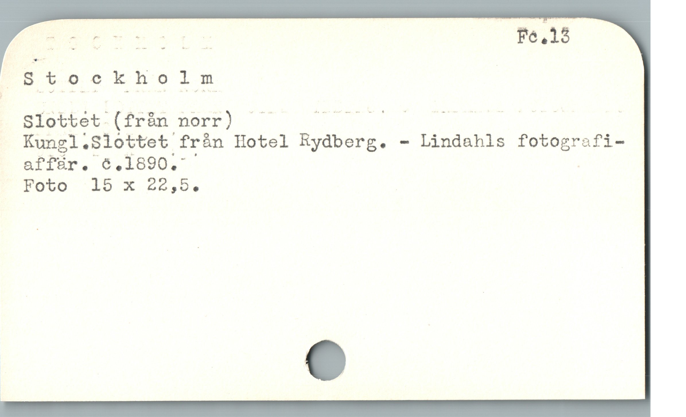  p T ba R E F6,18
Stockholm |
SIÖ%%ét:(ffåh porrJ) — FA N r RR d D L AN DR ;
Kungl.Slottet från Hotel Rydberg. - Lindahls fotografi-
affür. 6.1890. |
Tote 31b5 x 22,b.
