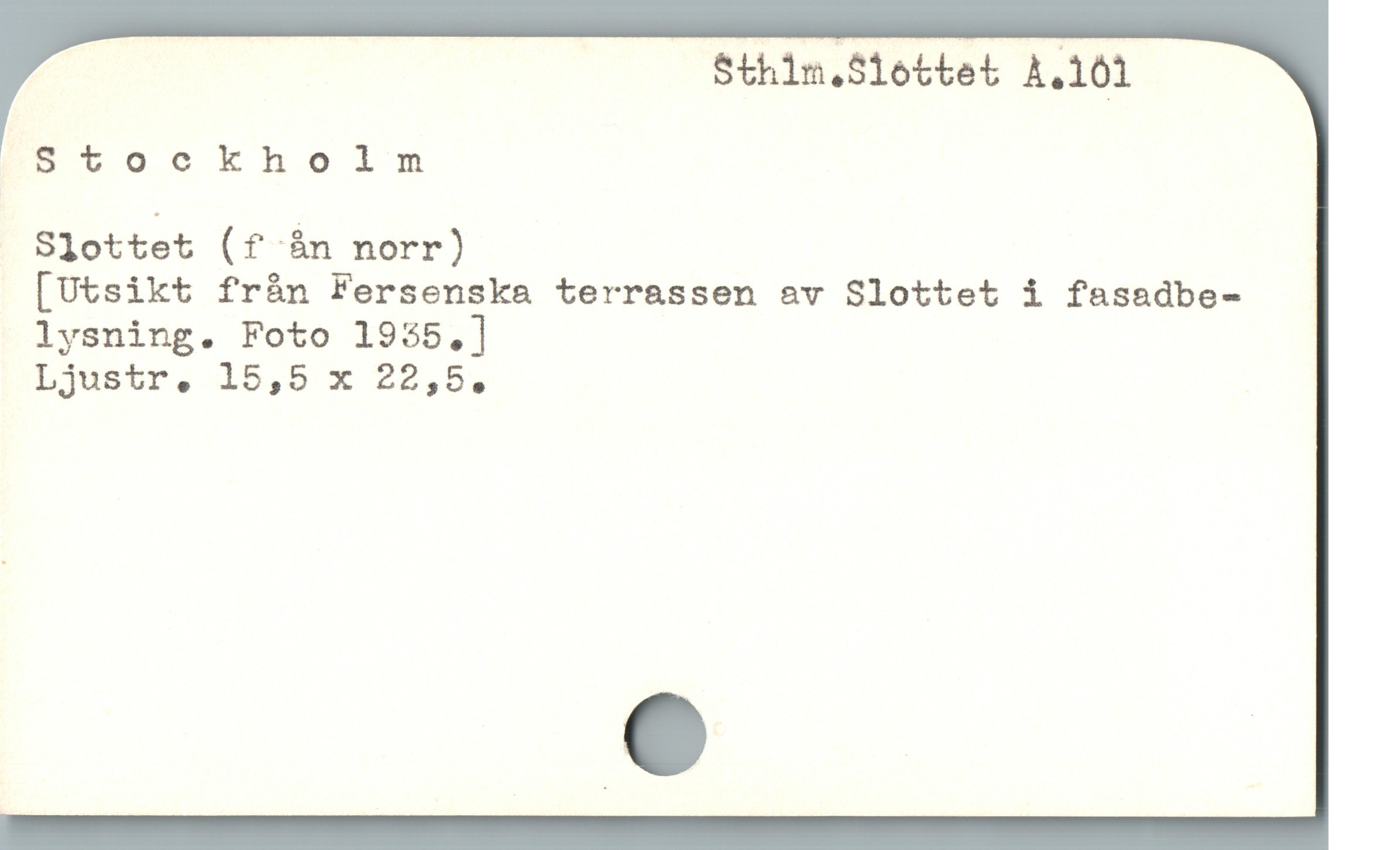  Sthim.Slottet A.101
Htockholnm
Slottet (f ån norr)
[Utsikt fràn Fersenska terrassen av Slottet i fasadbe-
lysning. Foto 1955,]
Ljustr, 15,5 x 22,5.
