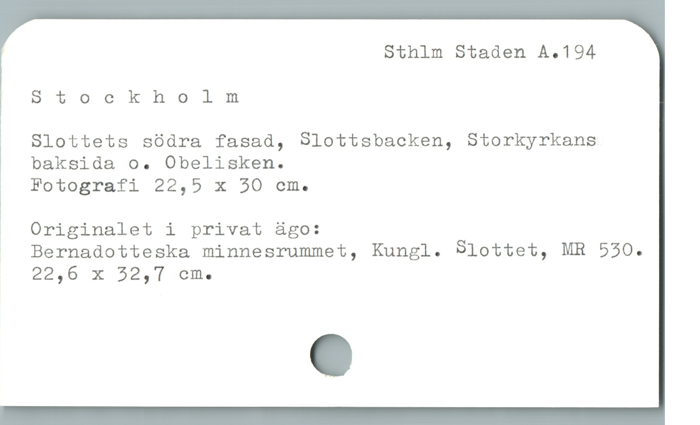  | Sthlm Staden A.194

|. Stockholnm
Slottets södra fasad, Slottsbacken, Storkyrkans
baksida o. Obelisken.
Fotografi 22,5 x 30 em.

Å Originalet i privat ágo:

| JBernadotteska minnesrummet, Kungl. 9lottet, MR 550.
22,6 x 52,' T em.
