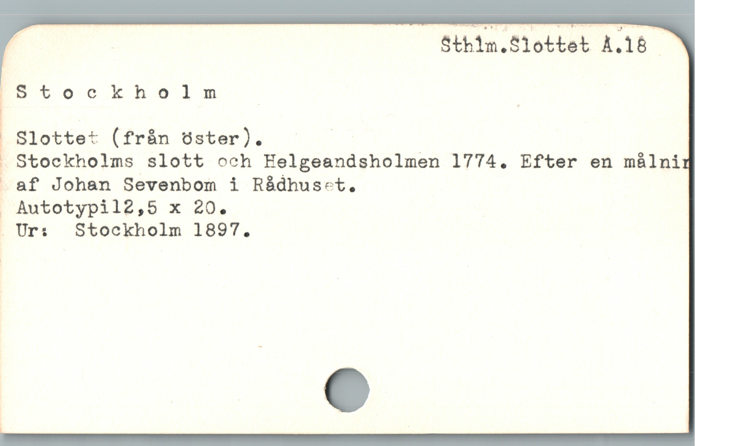  Sthim.S1ottet A.18 -

Stockholm _

Slottet (från öster). -
 Stockholms slott och Helgeandsholmen 1774, Efter en målni
. af Johan Sevenbom i Rådhuset.
. Autotypil2,5 x 20.
. Ur:  Stockholm 1897.
|
